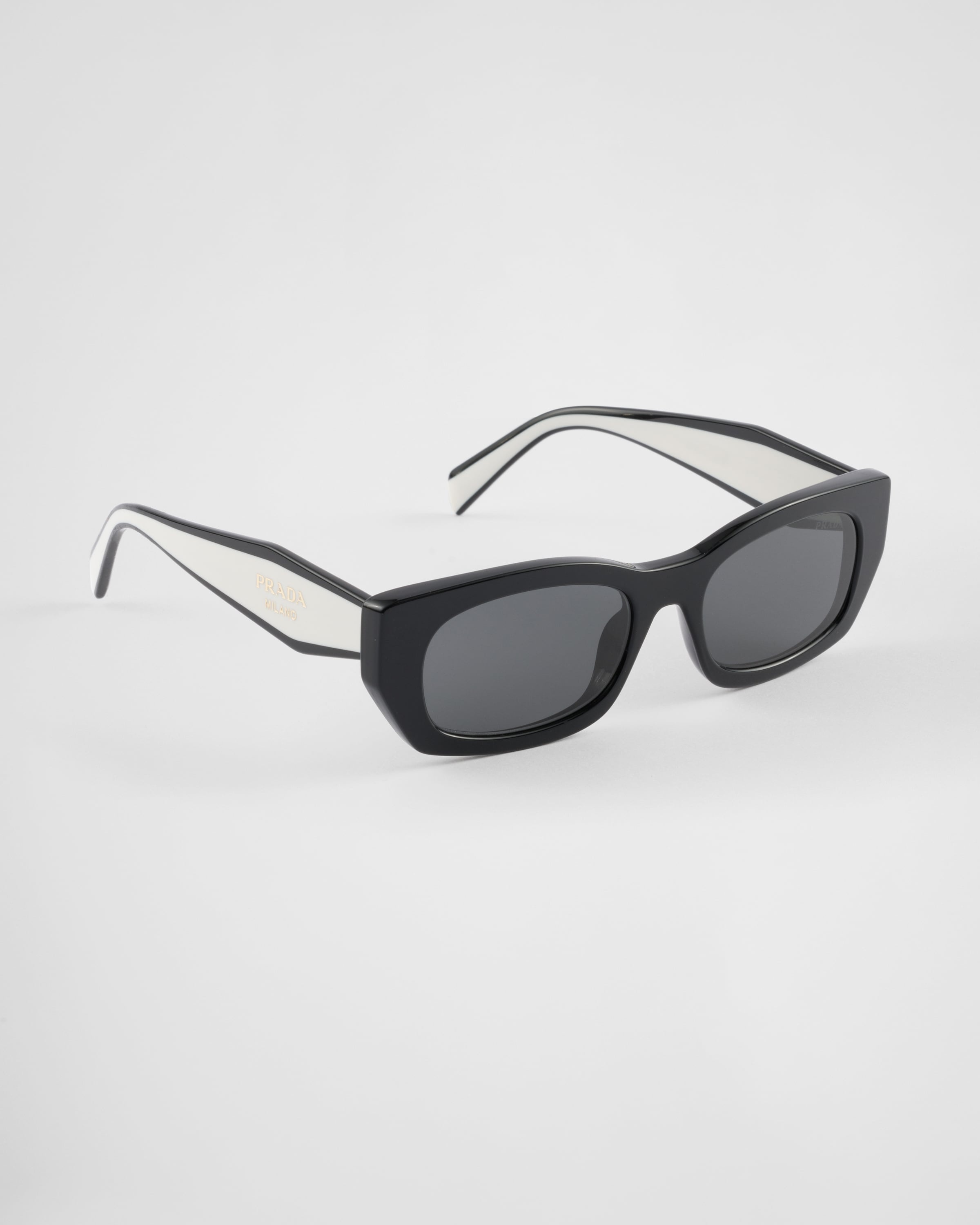 Sunglasses with the Prada logo - 3