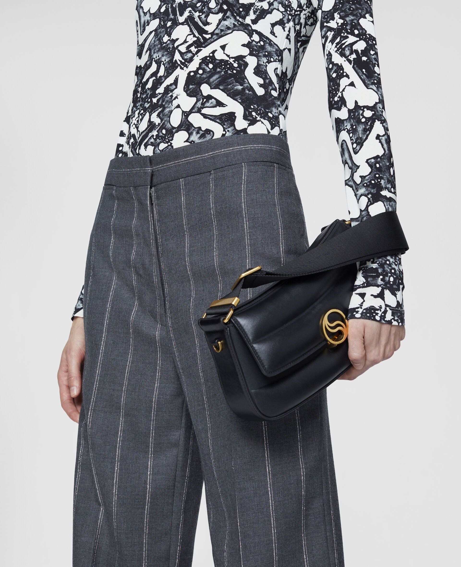 STELLA MCCARTNEY S ウェーブ フラップ ウォレット ブラック Women Black S-Wave Sequinned Wallet on Strap | Stella