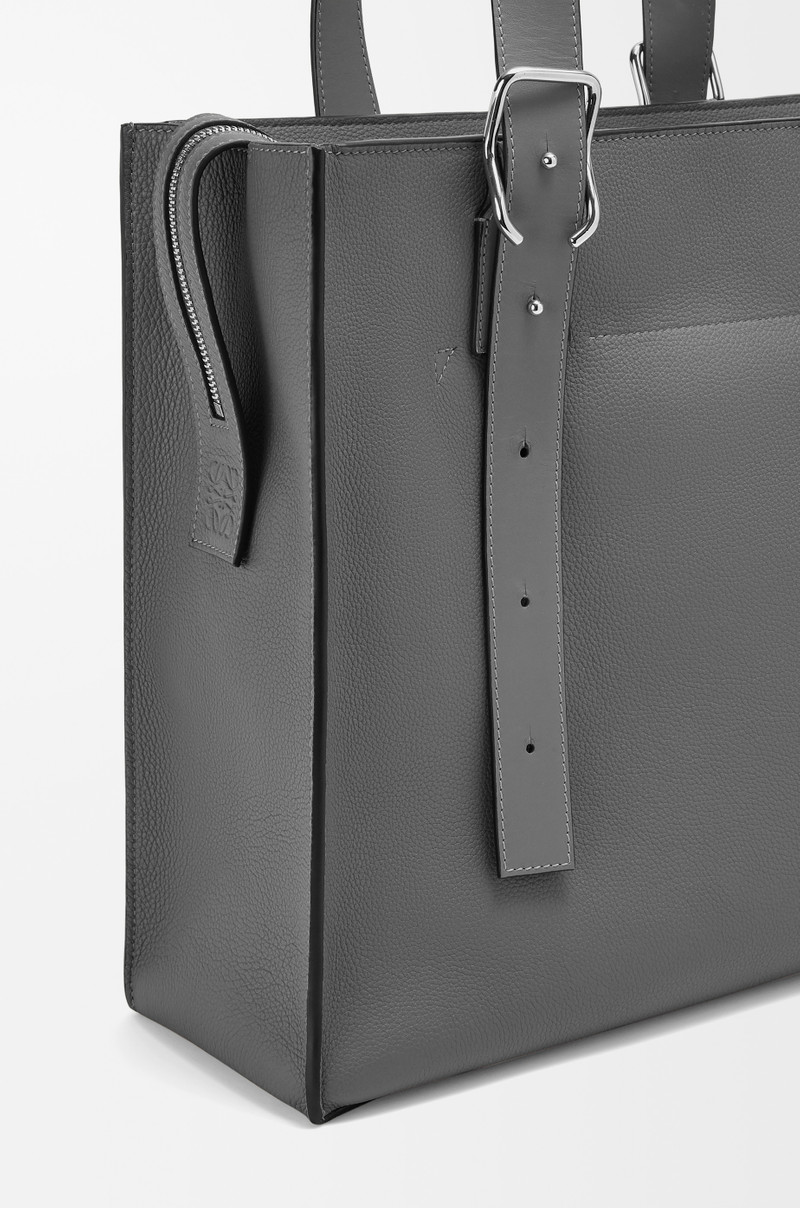 Buckle zip tote in soft grained calfskin 5