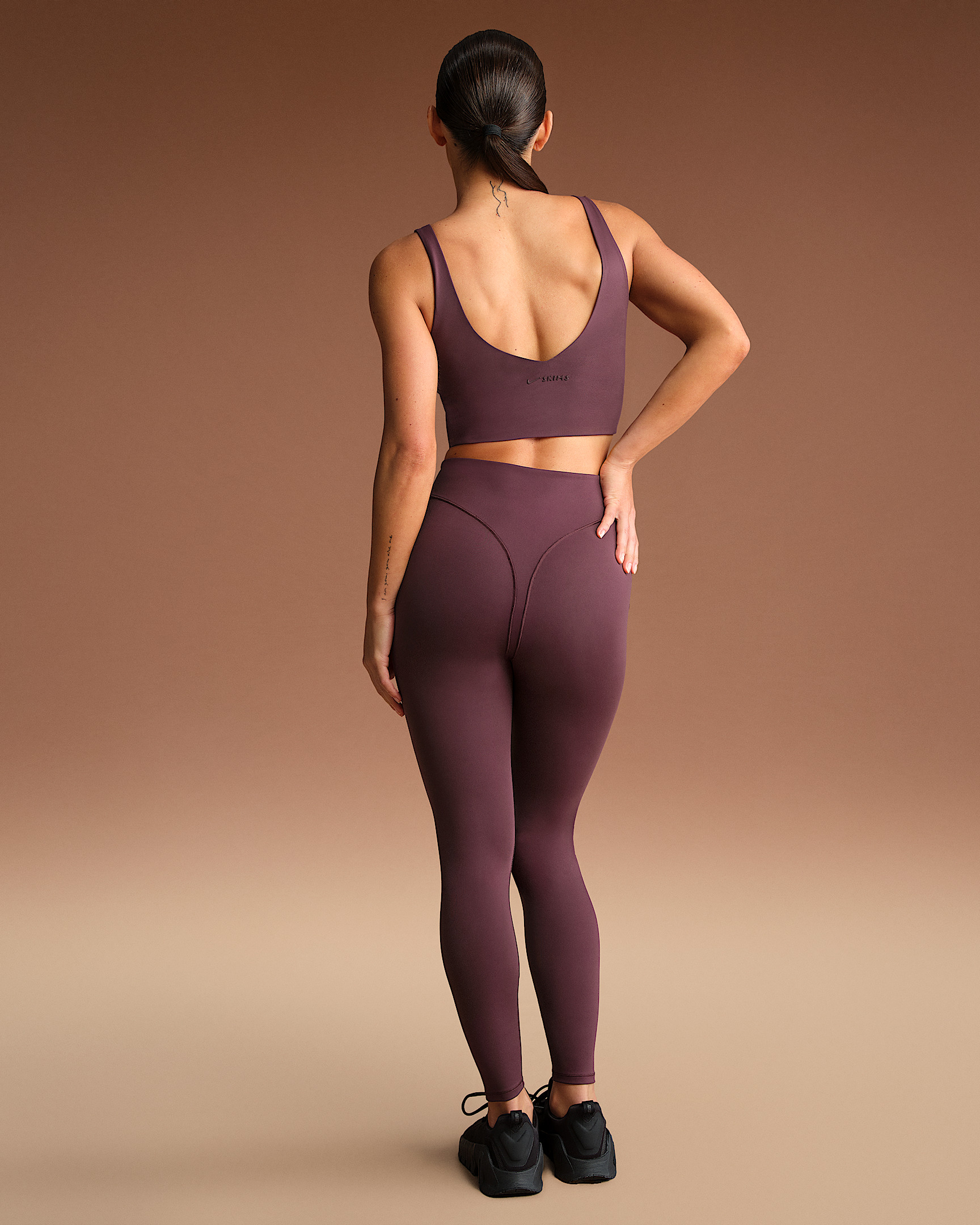 NikeSKIMS Matte Women's V-Neck Long-Line Bra - 5