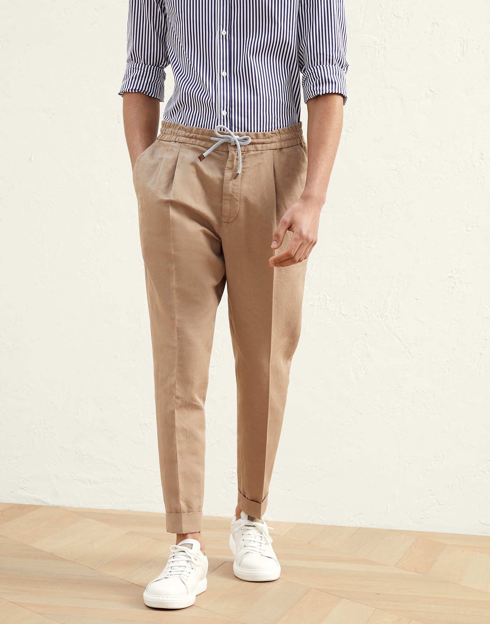 Garment-dyed leisure fit trousers in twisted linen and cotton gabardine with drawstring and pleat - 1