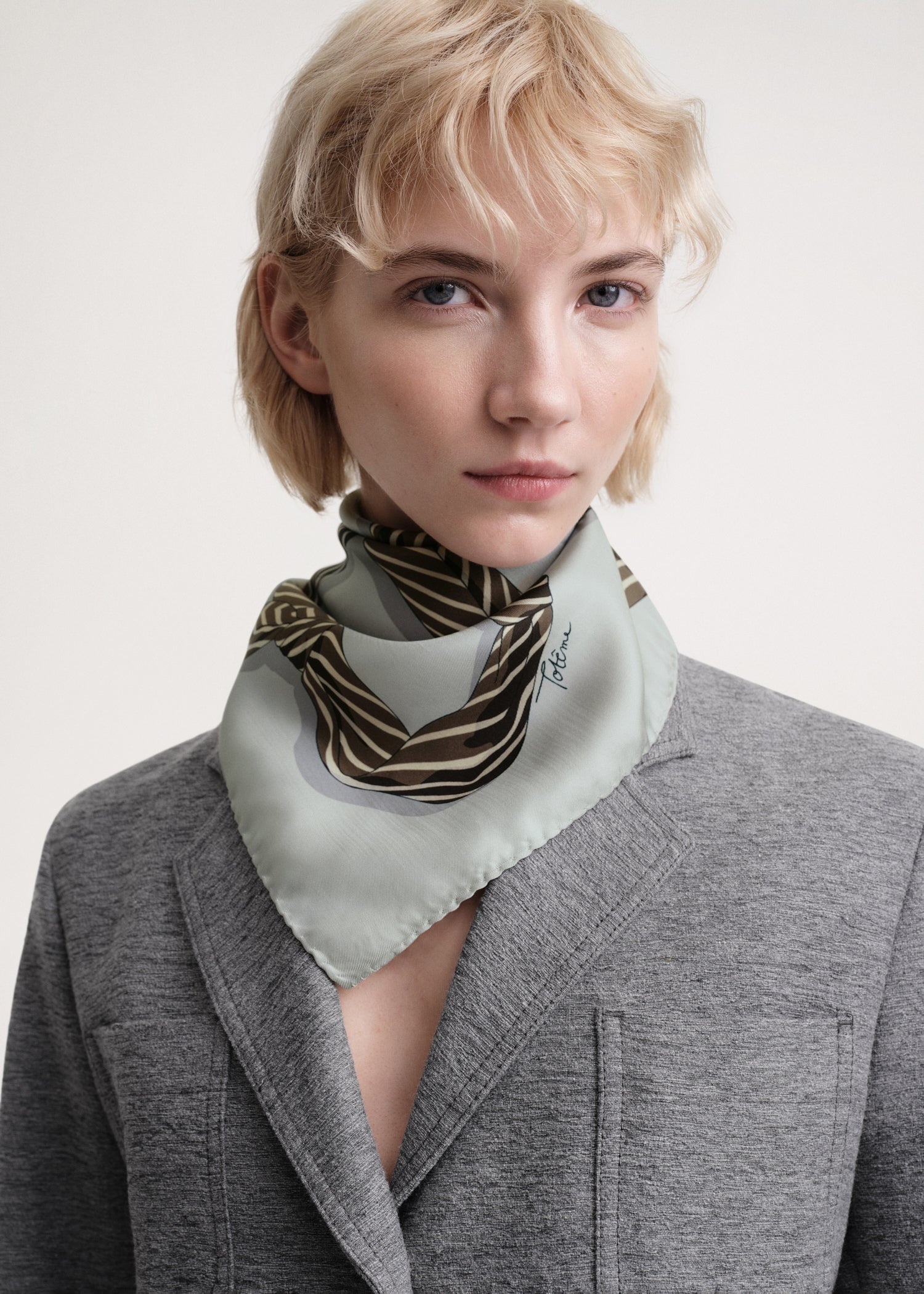 Knotted monogram silk scarf silver grey - 2