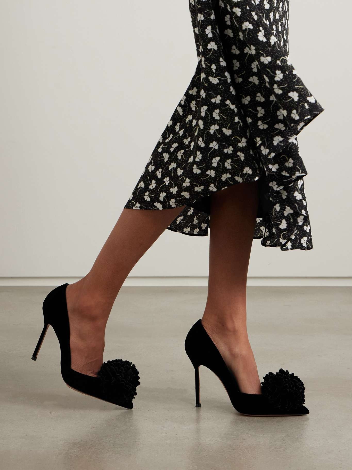 Couturier appliquéd velvet pumps - 2