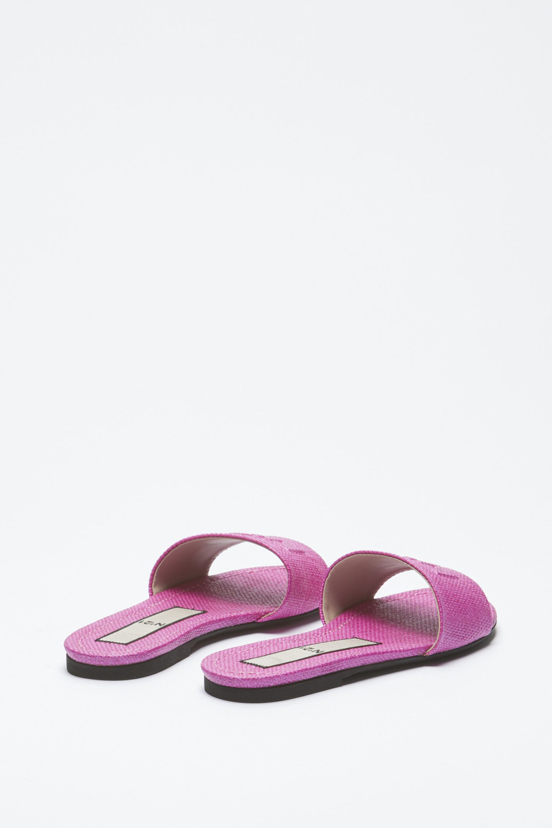 N°21 LOGO-EMBOSSED SLIDES outlook