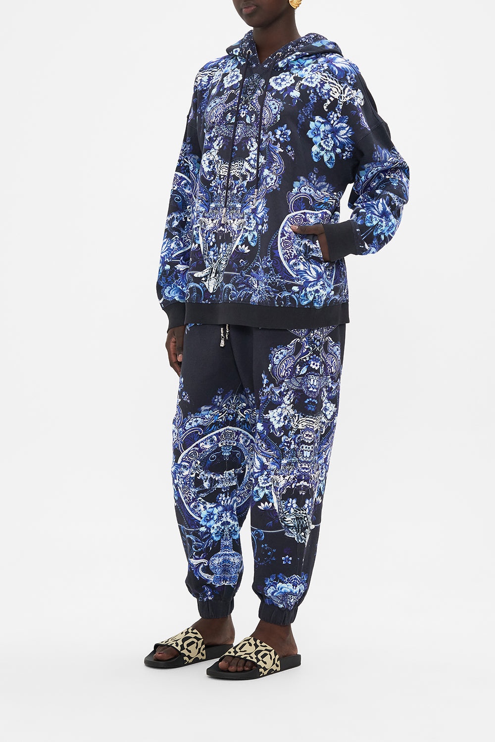 HOODY WITH POCKETS - 4