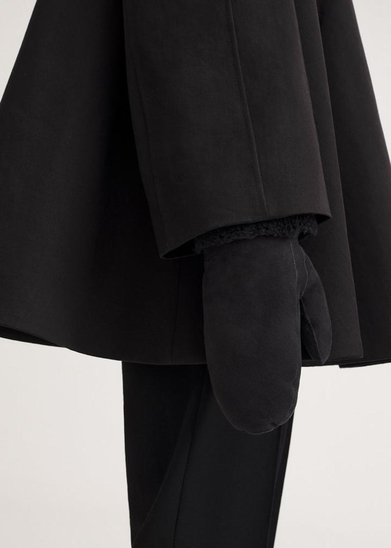 TOTEME Suede shearling mittens black outlook