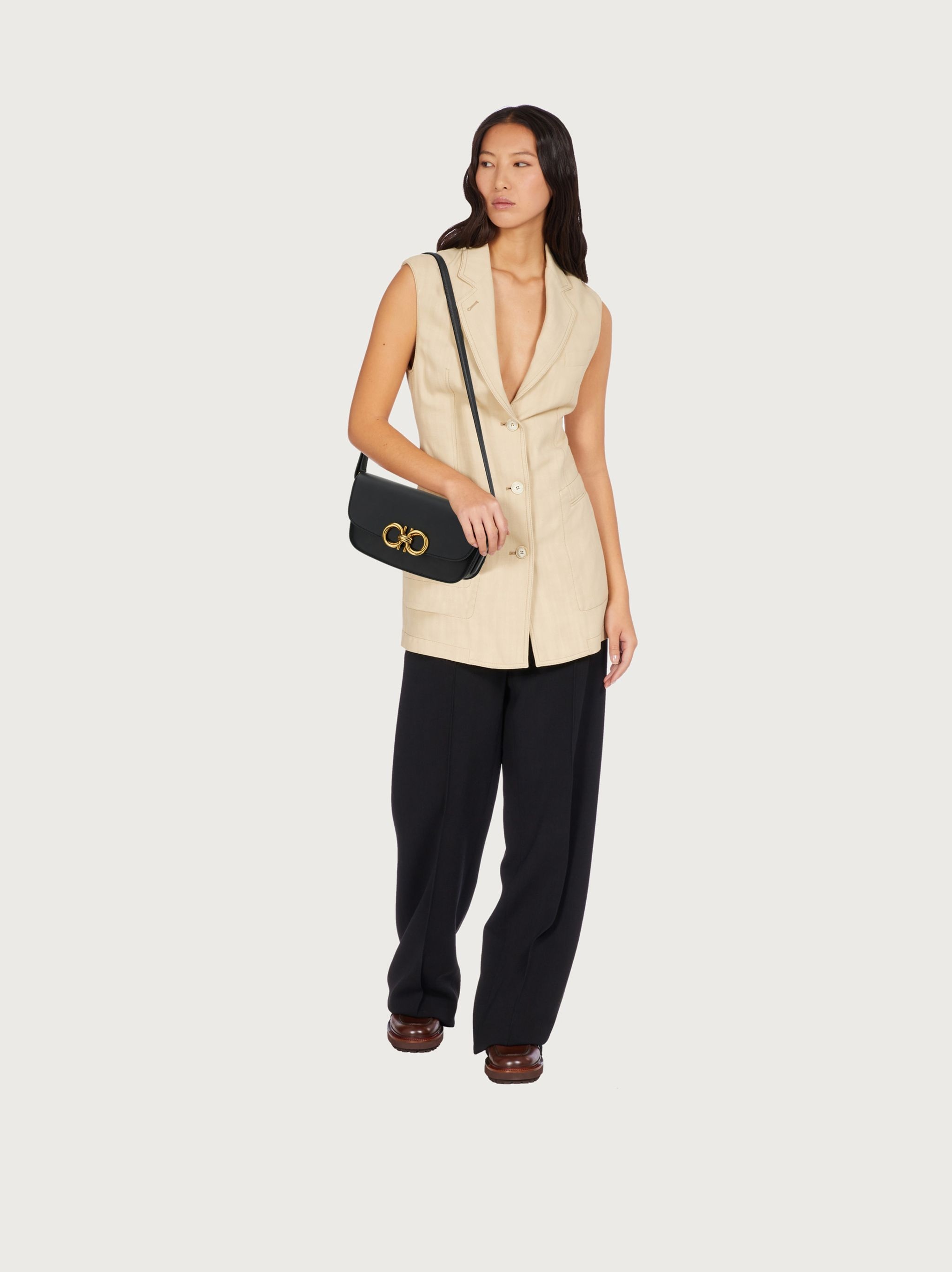 【送料&関税込】Ferragamo trapezio Crossbody Bag Ferragamo Trapezio Logo Crossbody Bag | Black | FARFETCH