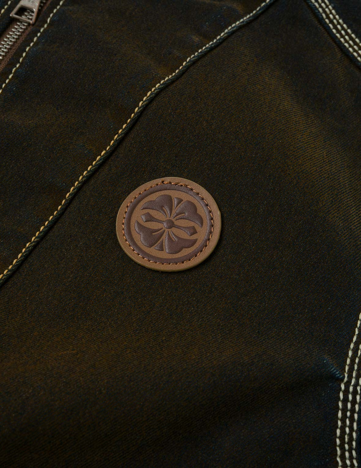 Contrast Stitch Design and Kamon Leather Label Regular Fit Denim Jacket - 5