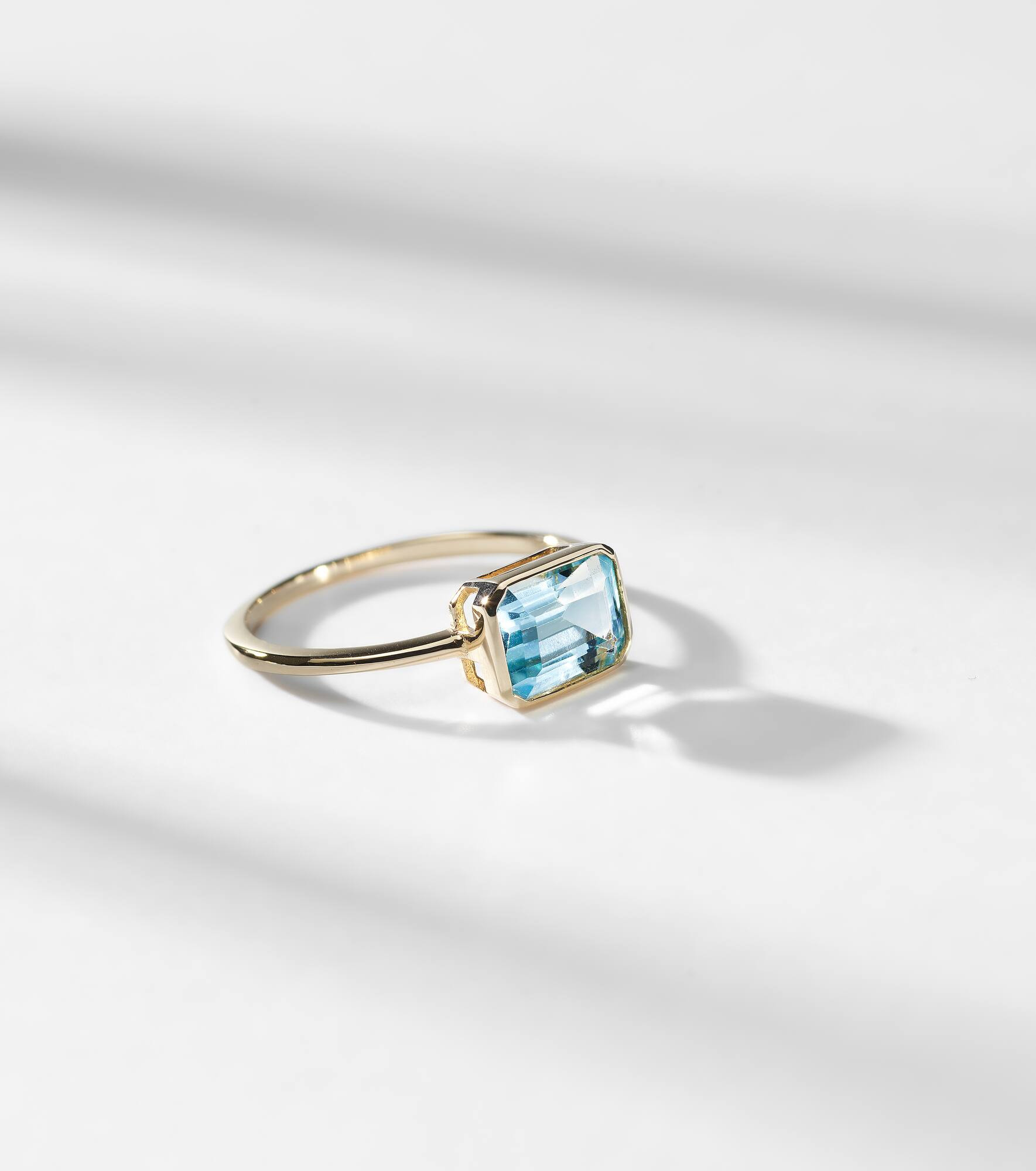 14kt gold ring with blue topaz - 5