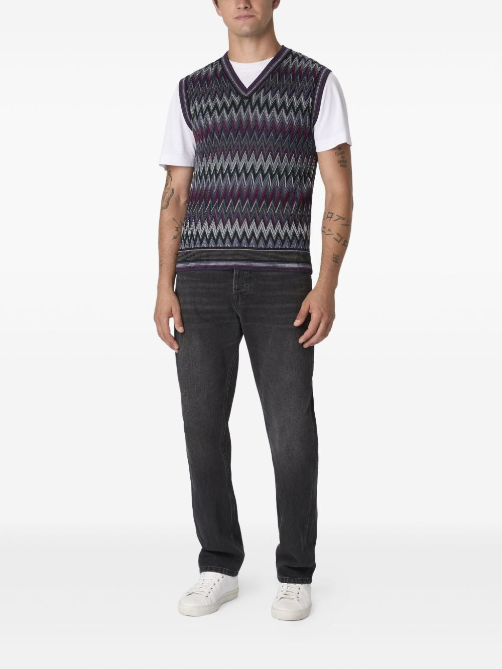 chevron-pattern V-neck sweater vest - 2