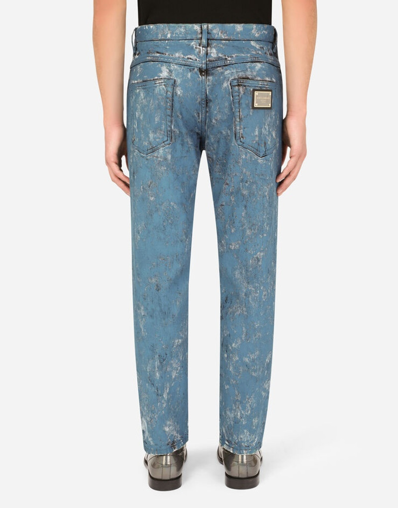 Loose blue jeans with marbled print 3