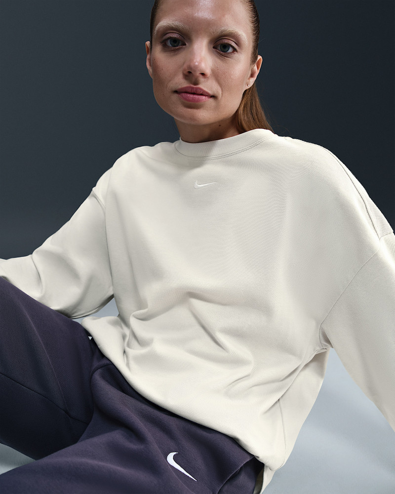 Nike Sportswear Essential Women's Oversized Long-Sleeve T-Shirt 3