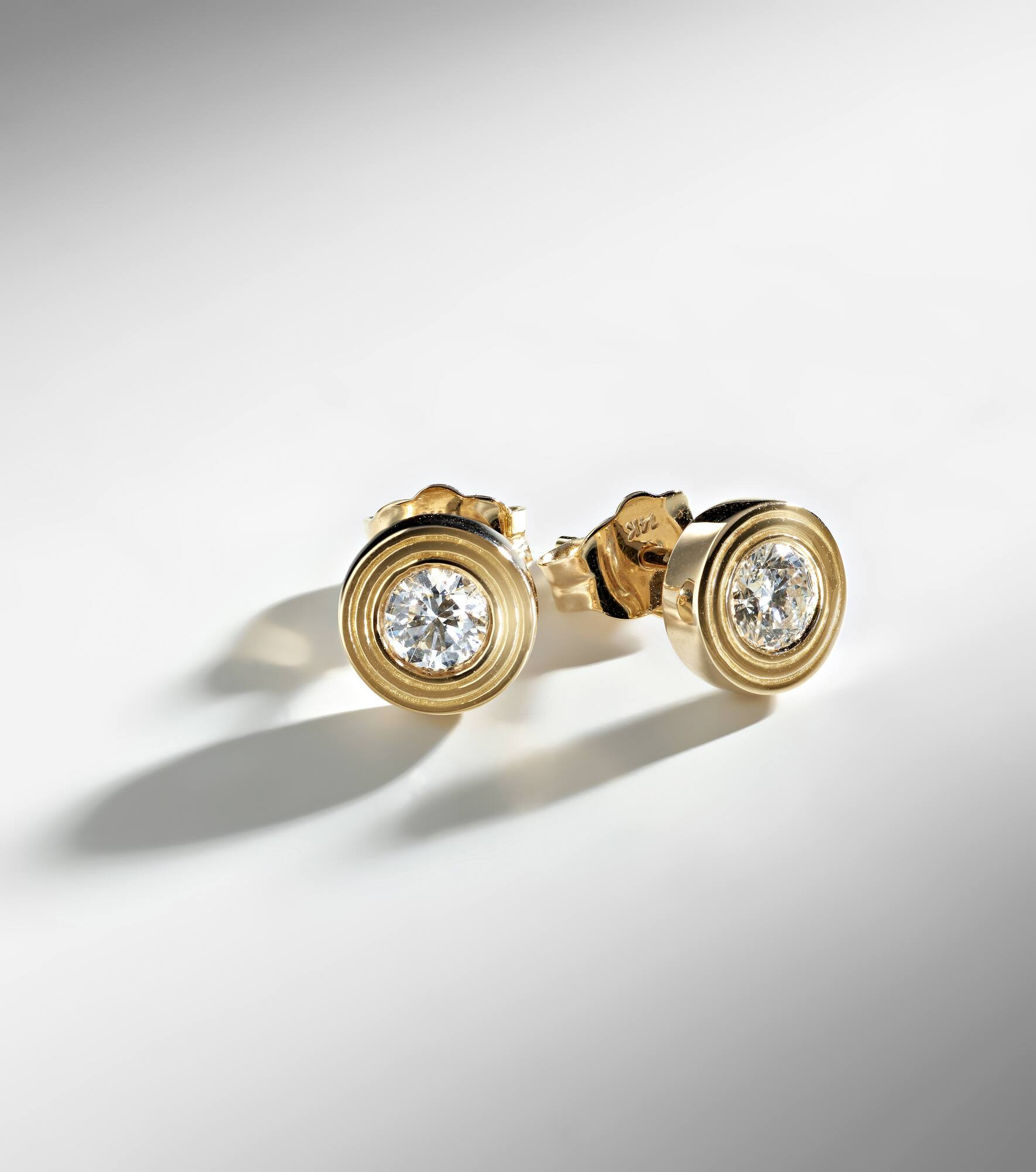 Fluted 14kt gold earrings with diamonds - 5