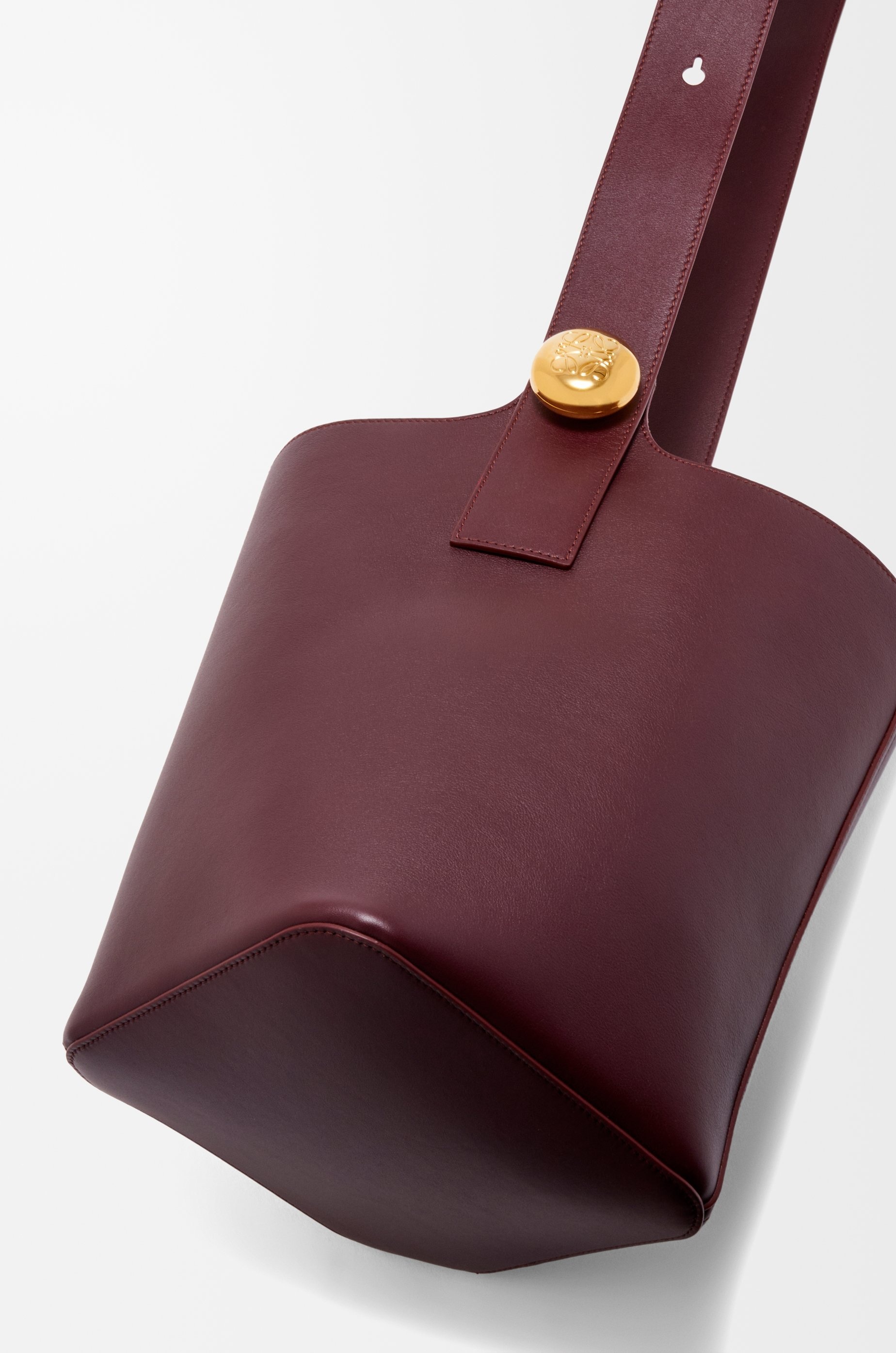 Medium Pebble Bucket bag in mellow calfskin - 8