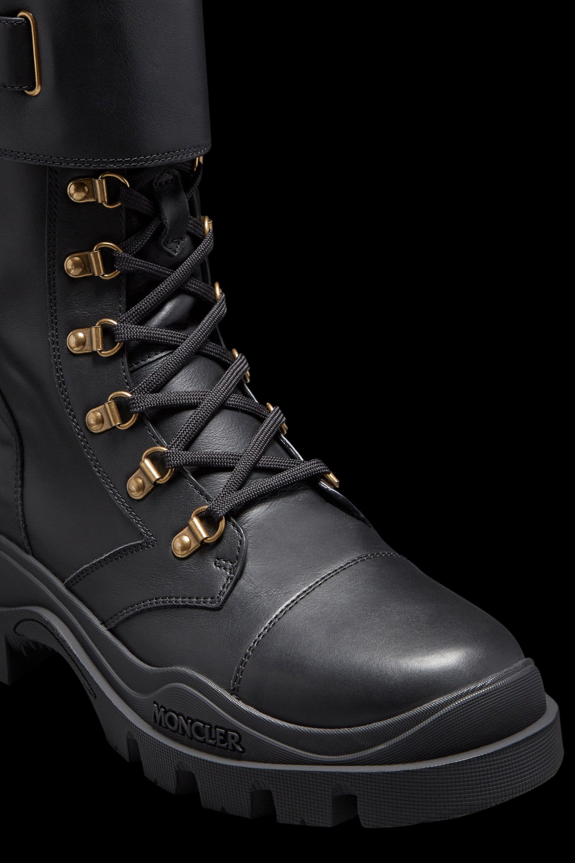 【MONCLER】Larue バックル レースアップ ブーツ Moncler Larue Buckle Lace-Up Boots | REVERSIBLE
