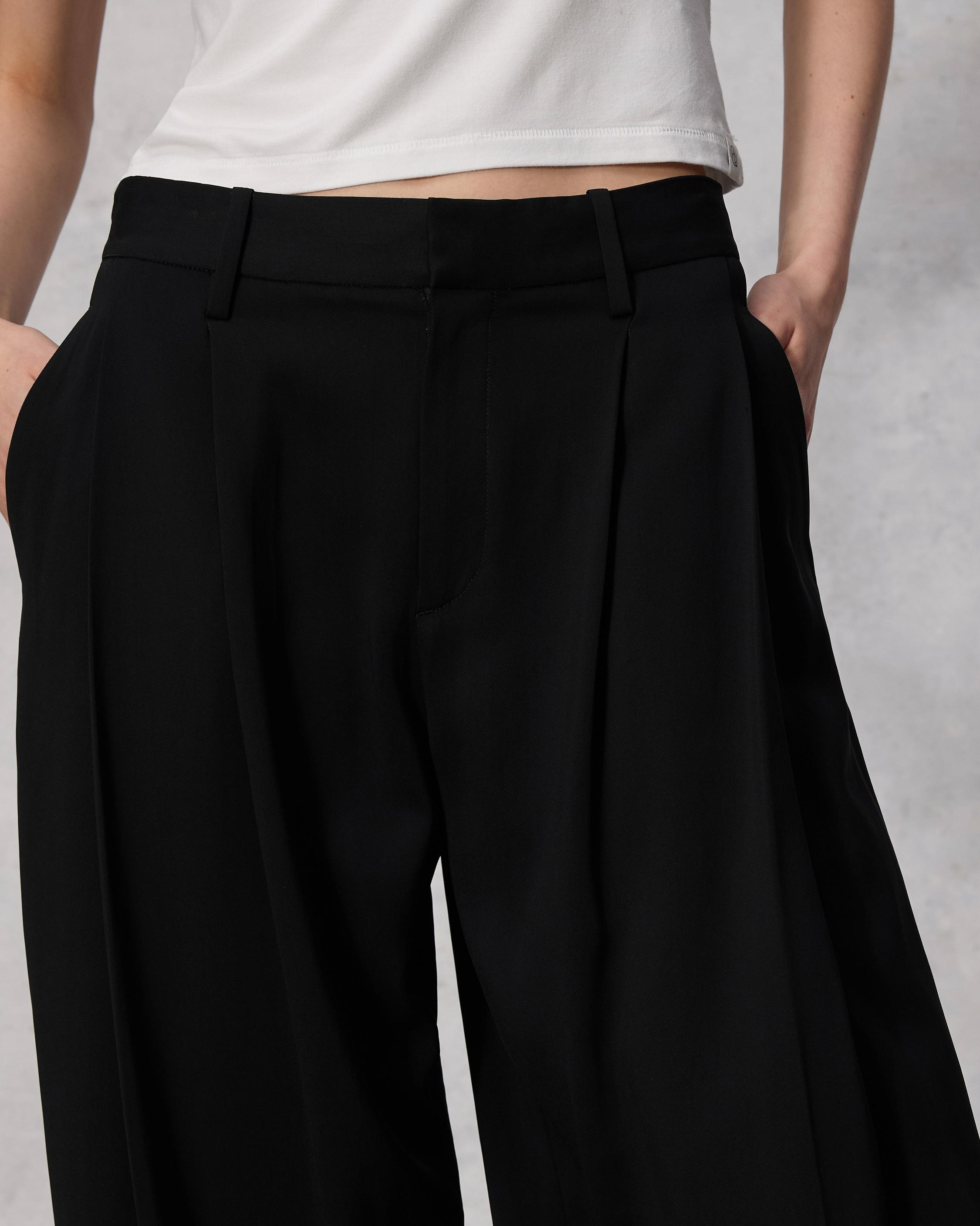 Cecily Crepe Pant
Relaxed Fit - 6