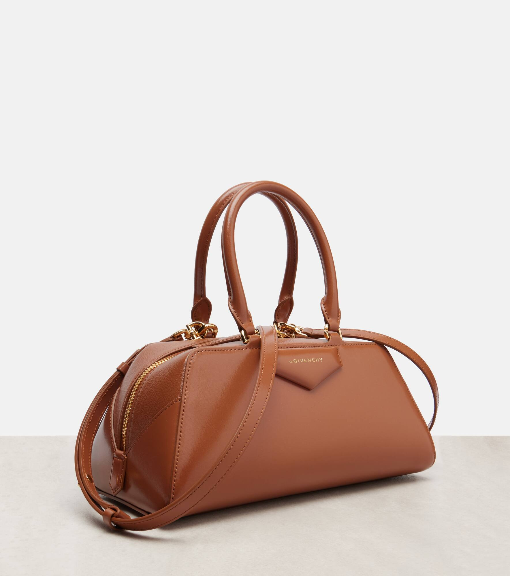 Antigona Small leather shoulder bag - 6