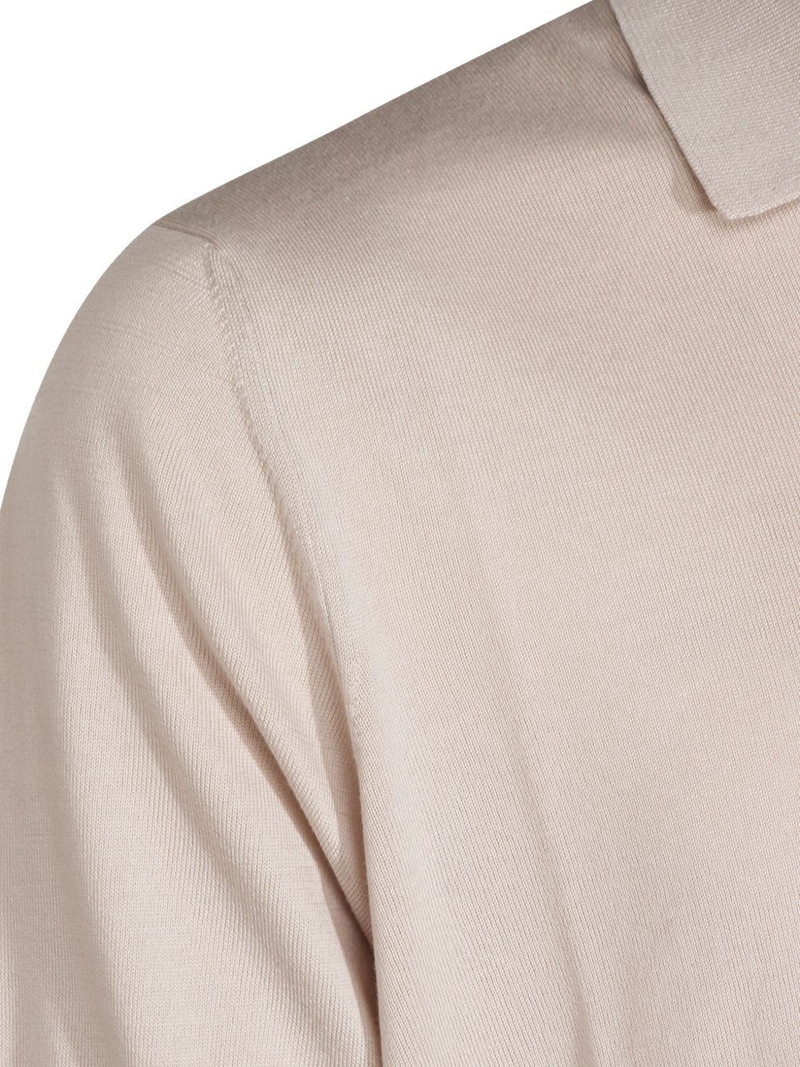 V-neck T-shirt 3