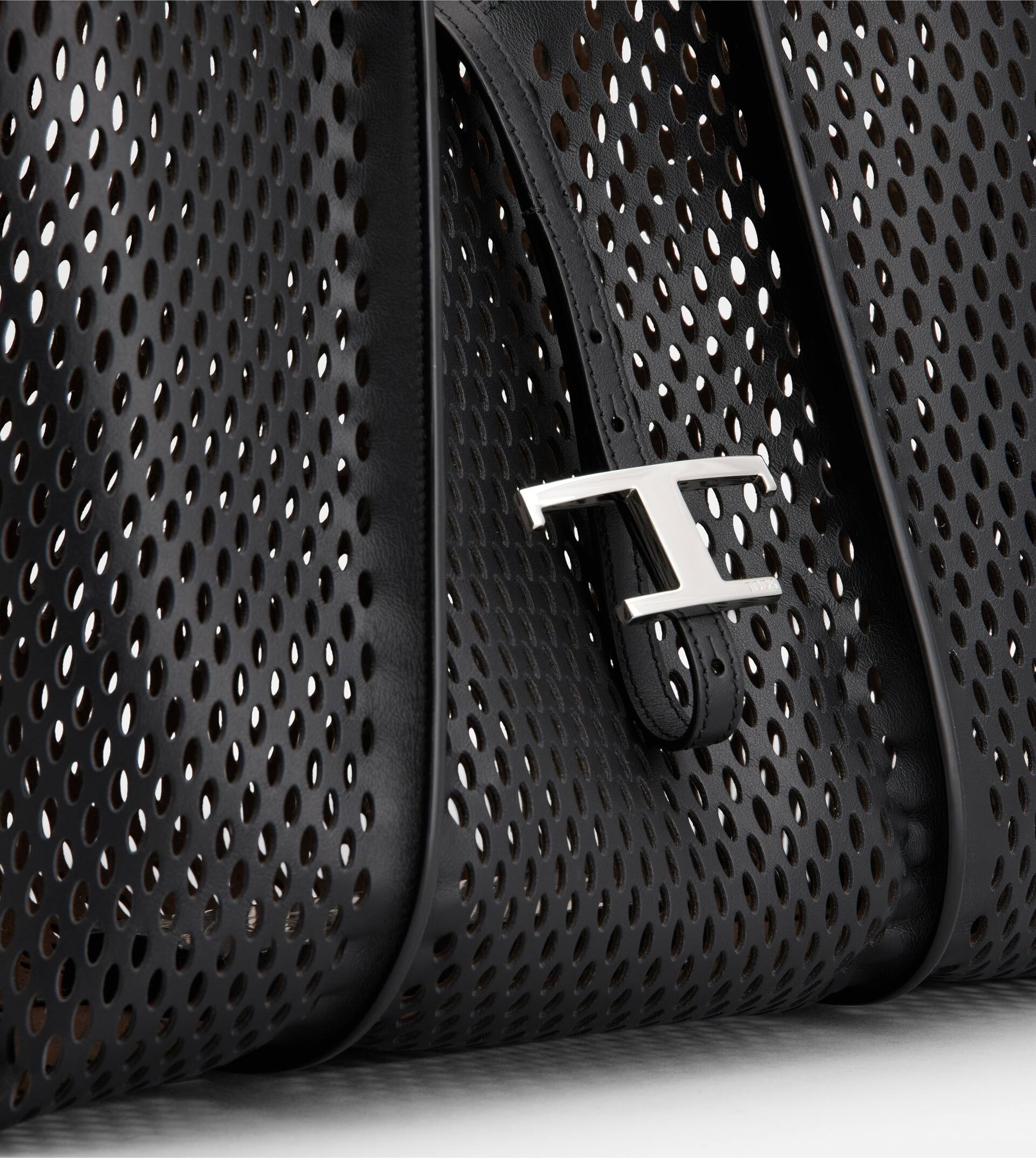 T TIMELESS SHOPPING BAG IN LEATHER MEDIUM - BLACK - 5