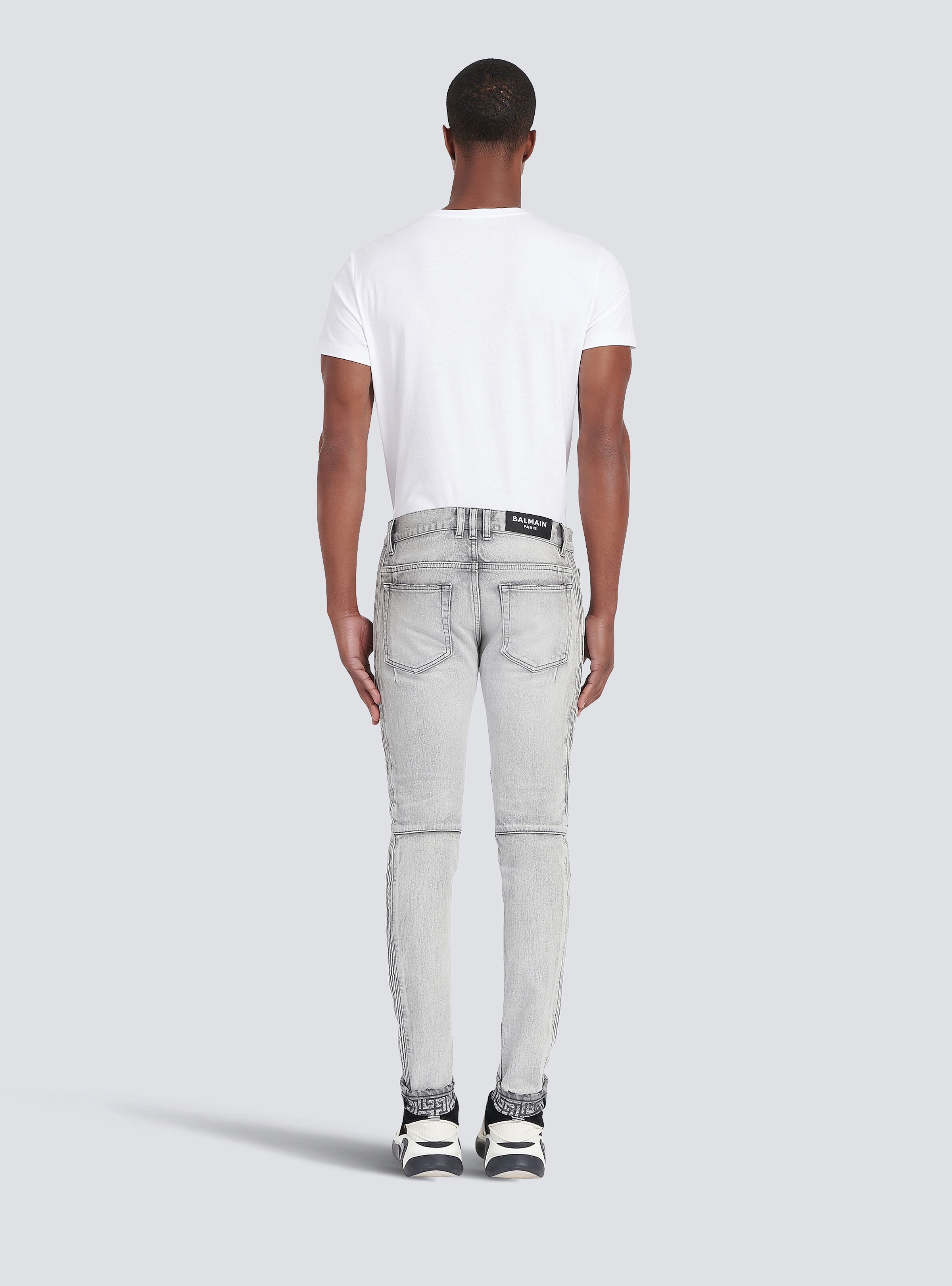 Slim cut faded and ridged light gray cotton jeans with Balmain monogram on hem - 4