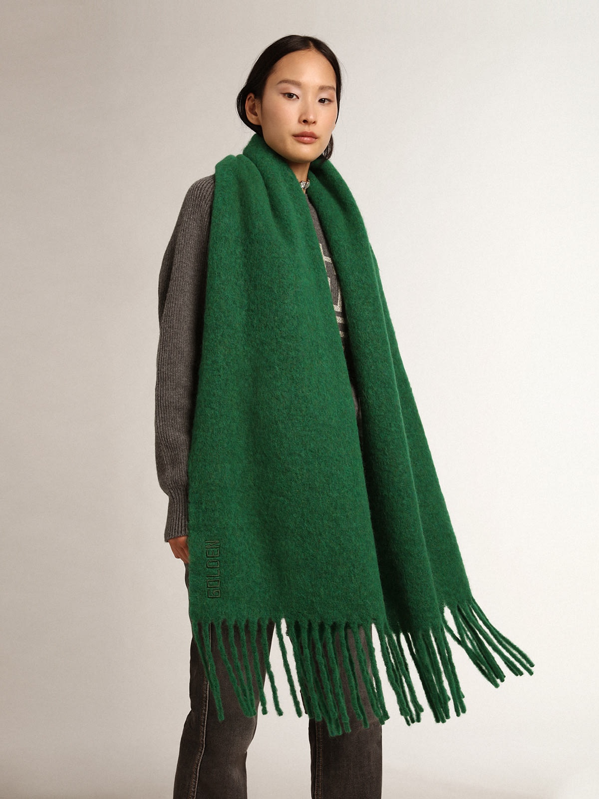 Dark green wool scarf with fringing and tone-on-tone ‘Golden’ lettering - 3