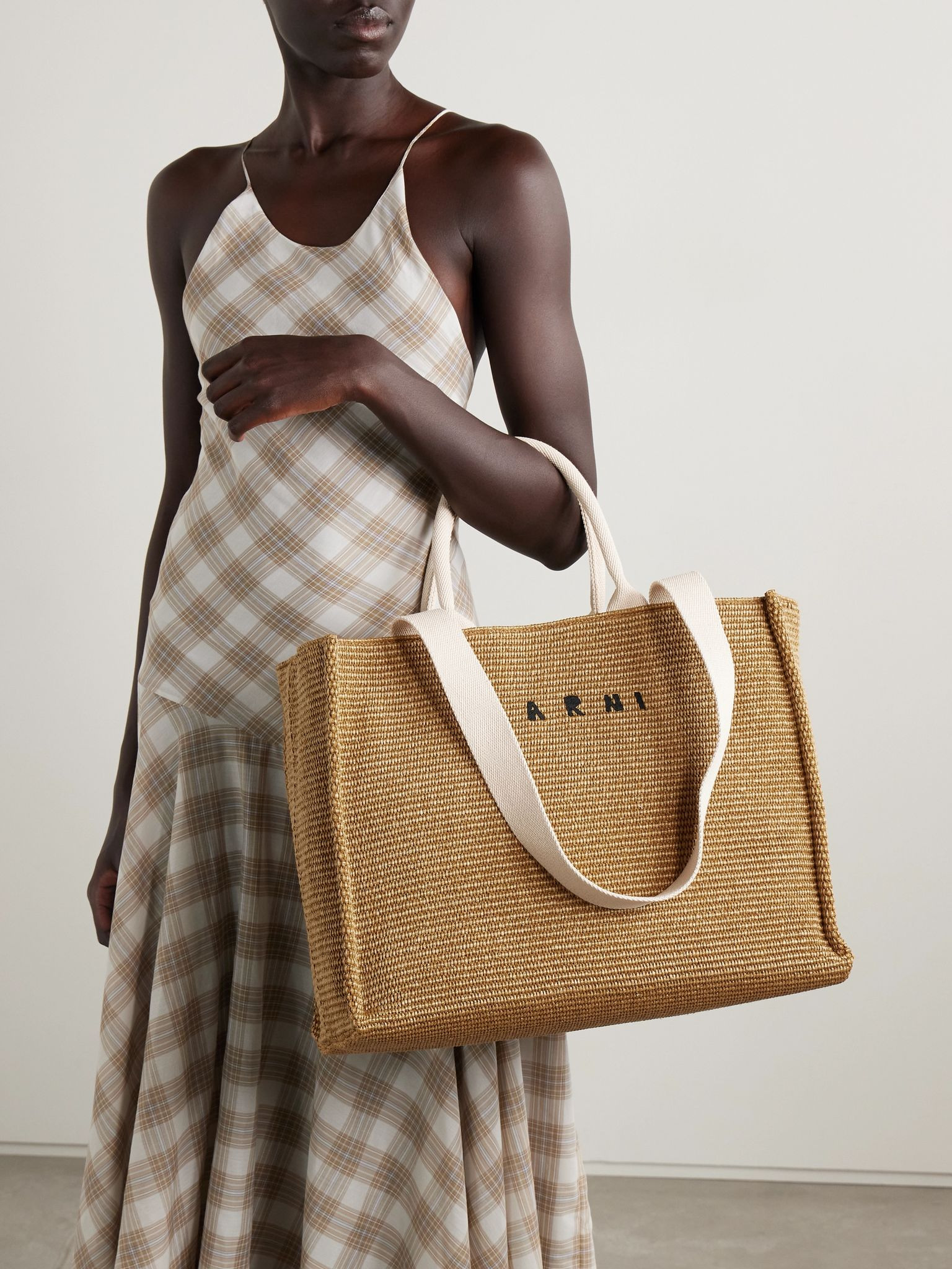 Large canvas-trimmed embroidered raffia tote Beige - 6