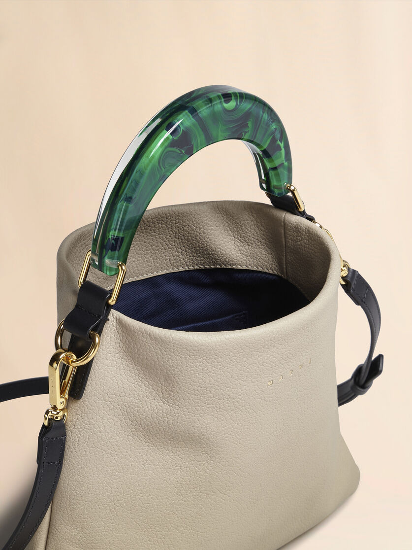 HOBO BAG IN WHITE GRAINED CALFSKIN AND RESIN HANDLE - 4