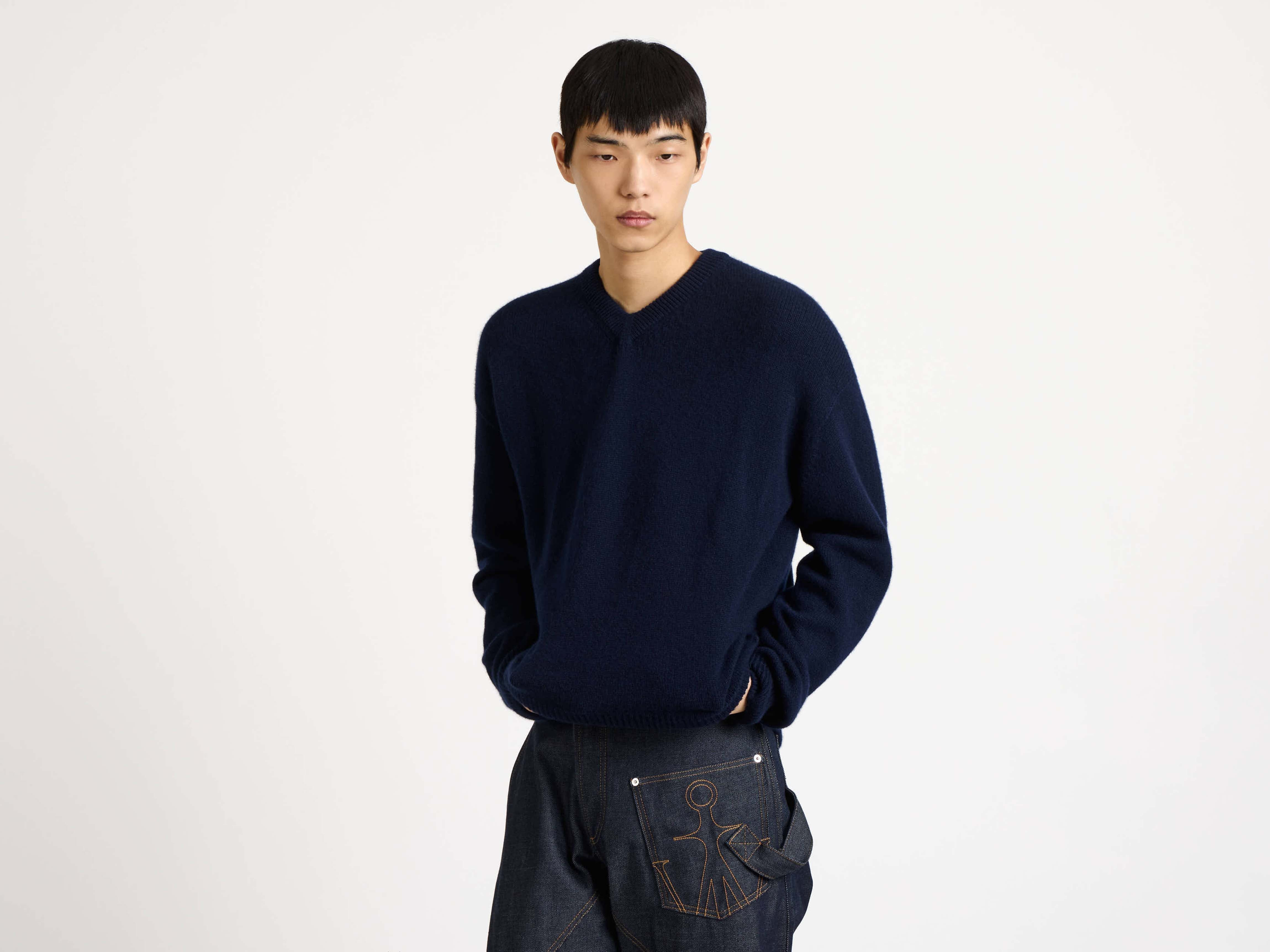 V-NECK CASHMERE JUMPER IN NAVY - 4