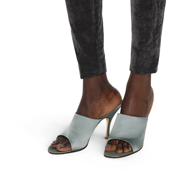 GUCCI Women's slide sandal outlook