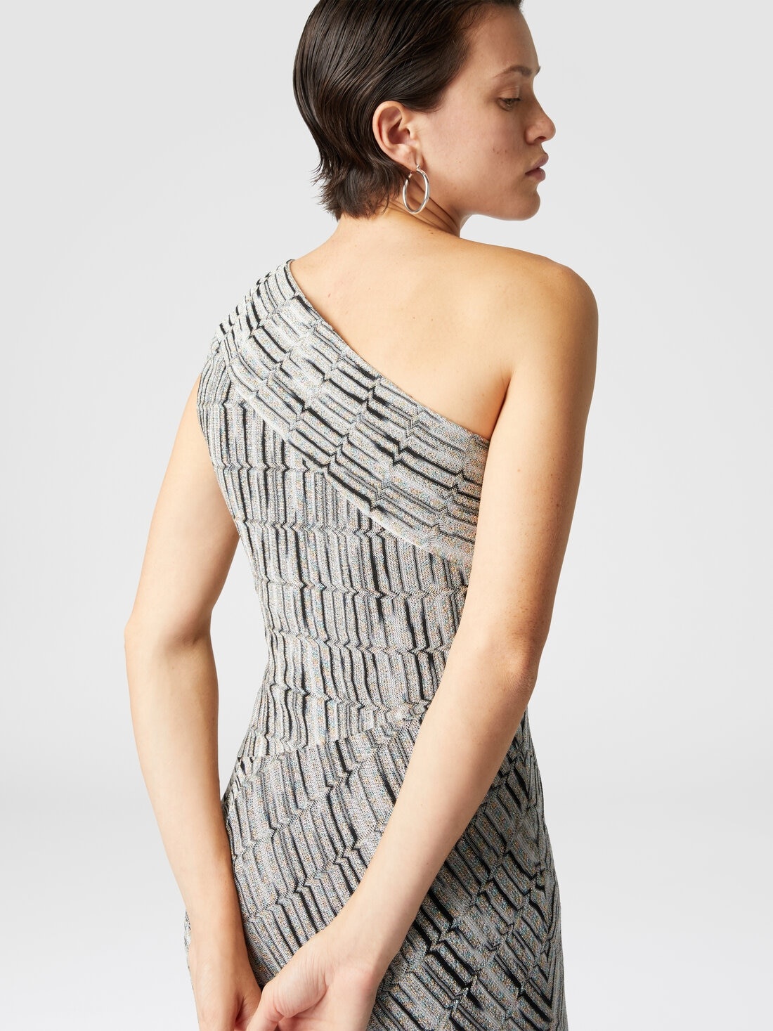 Long one-shoulder dress with Greek lamé motif and slit - 5