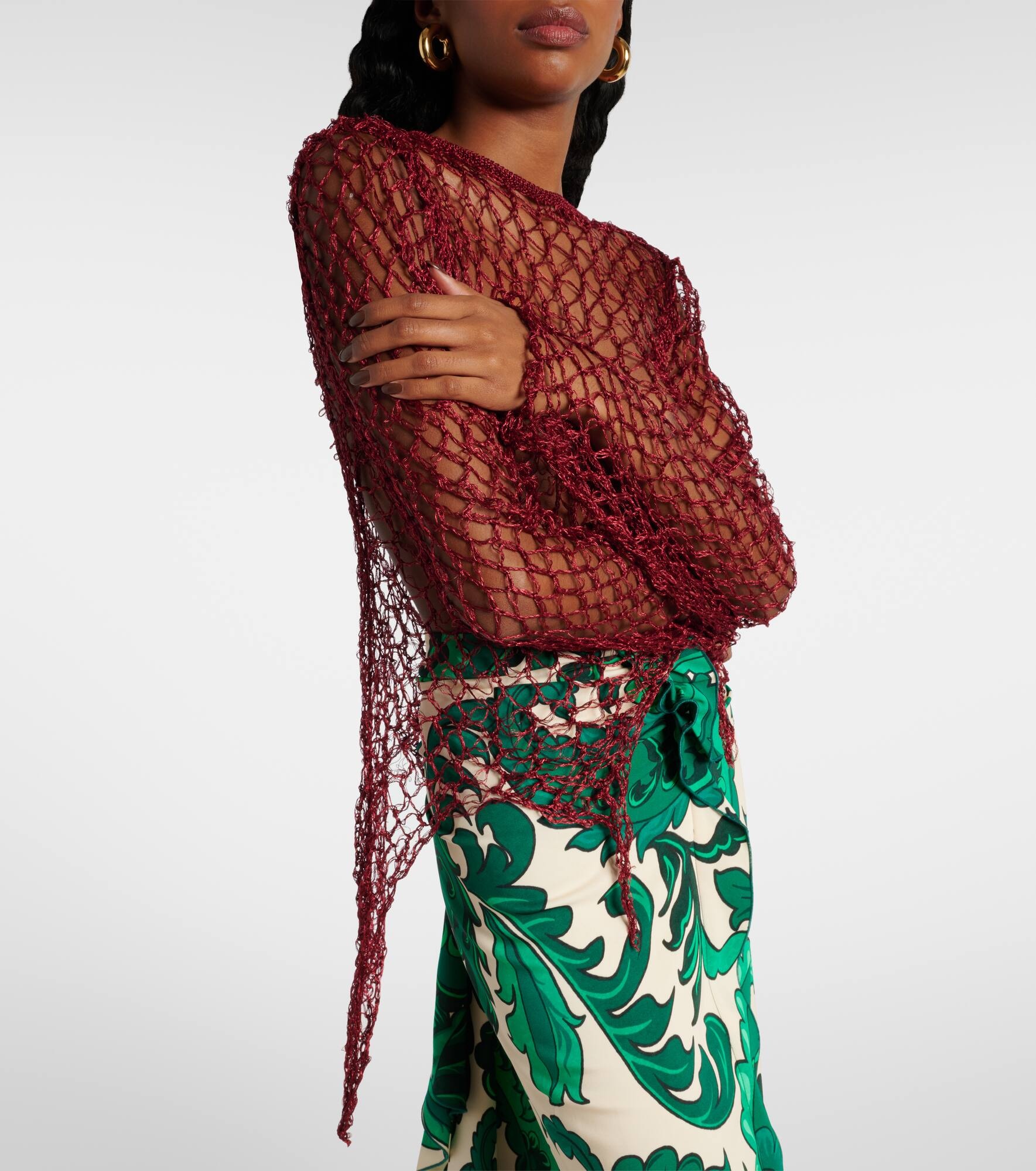 Open-knit sweater and printed crop top set - 8