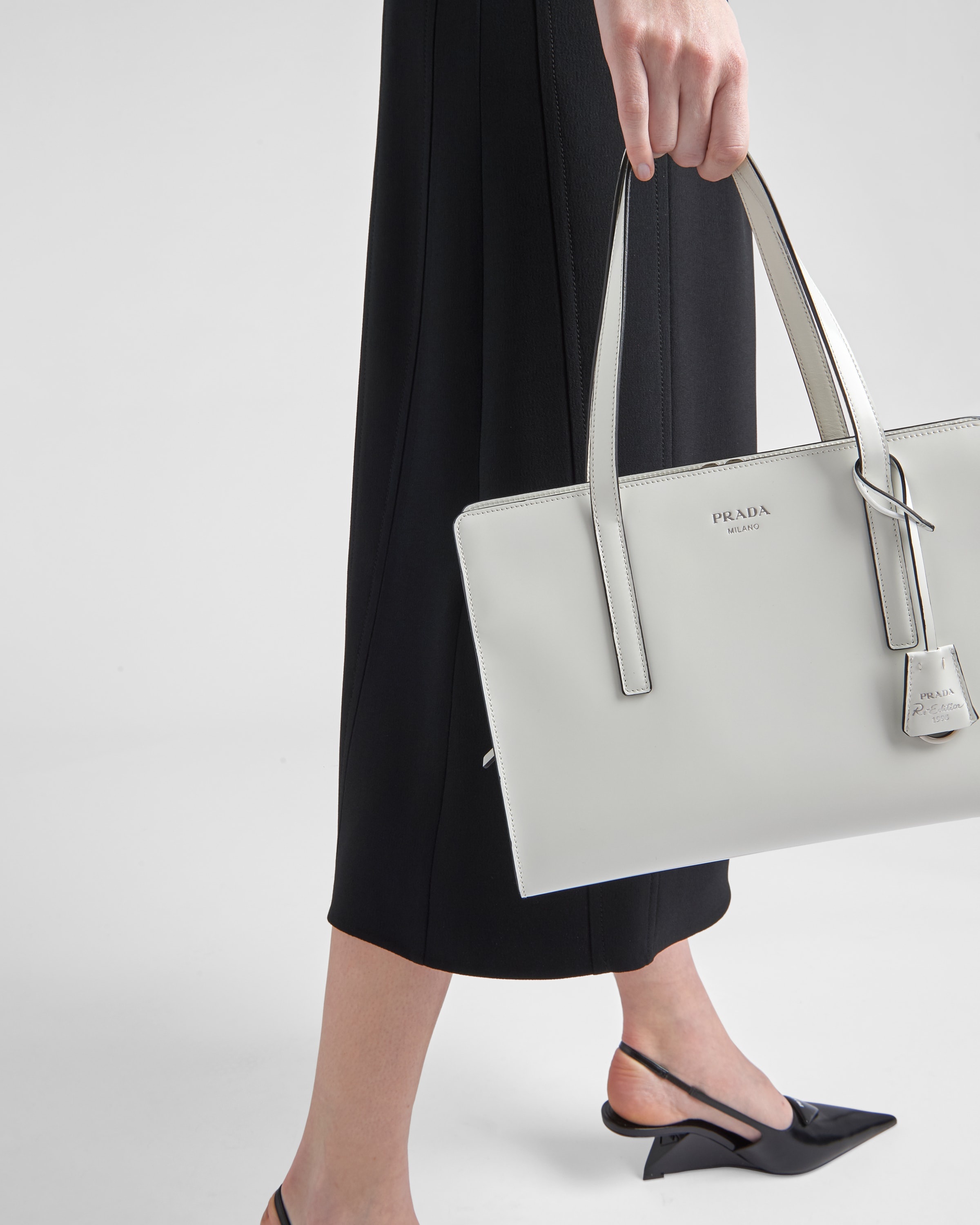 ハンドバッグ PRADA `Re-Edition 1995` Brushed Leather Medium Handbag Prada Re-Edition 1995 Brushed Leather Medium Top Handle