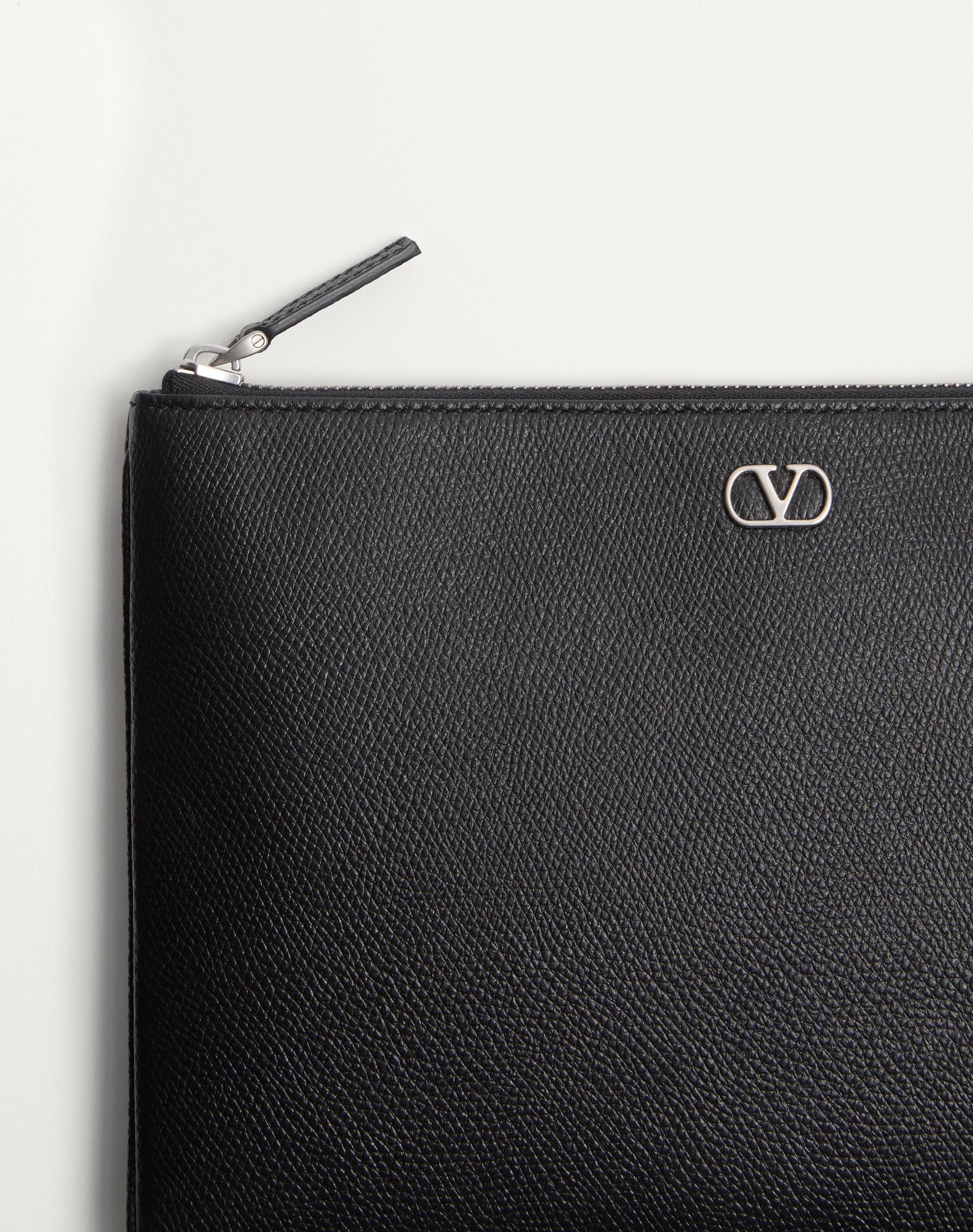 【VALENTINO】VLogo フェイクシアリング スライド 関送料込み Valentino VLOGO SIGNATURE GRAINY CALFSKIN POUCH | REVERSIBLE