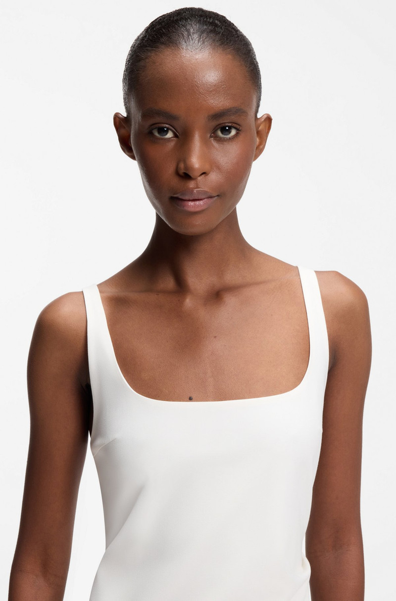 SQUARE-NECK DRESS WITH GOLDEN CHAIN BELT 5