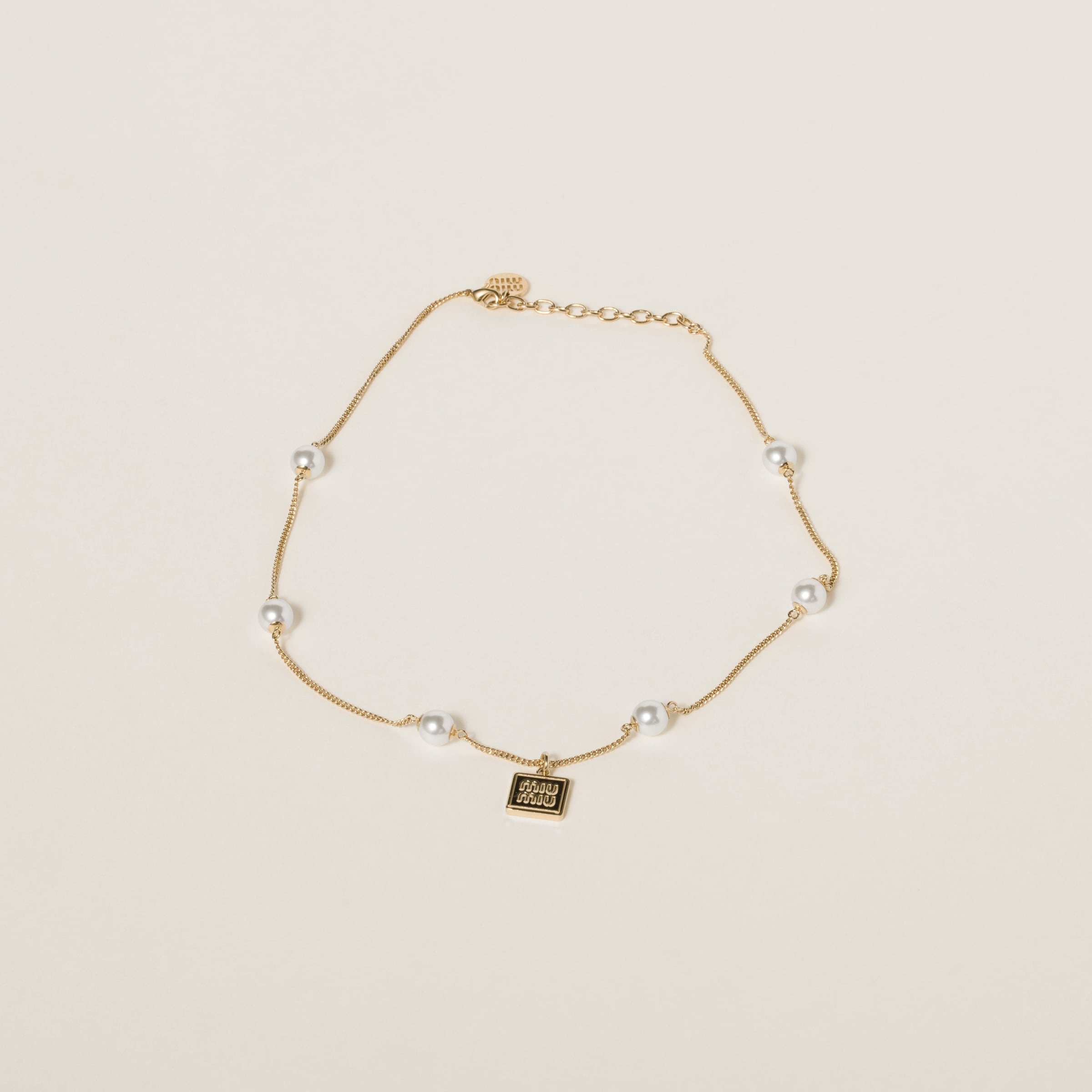 Metal pendant necklace with synthetic pearls - 1
