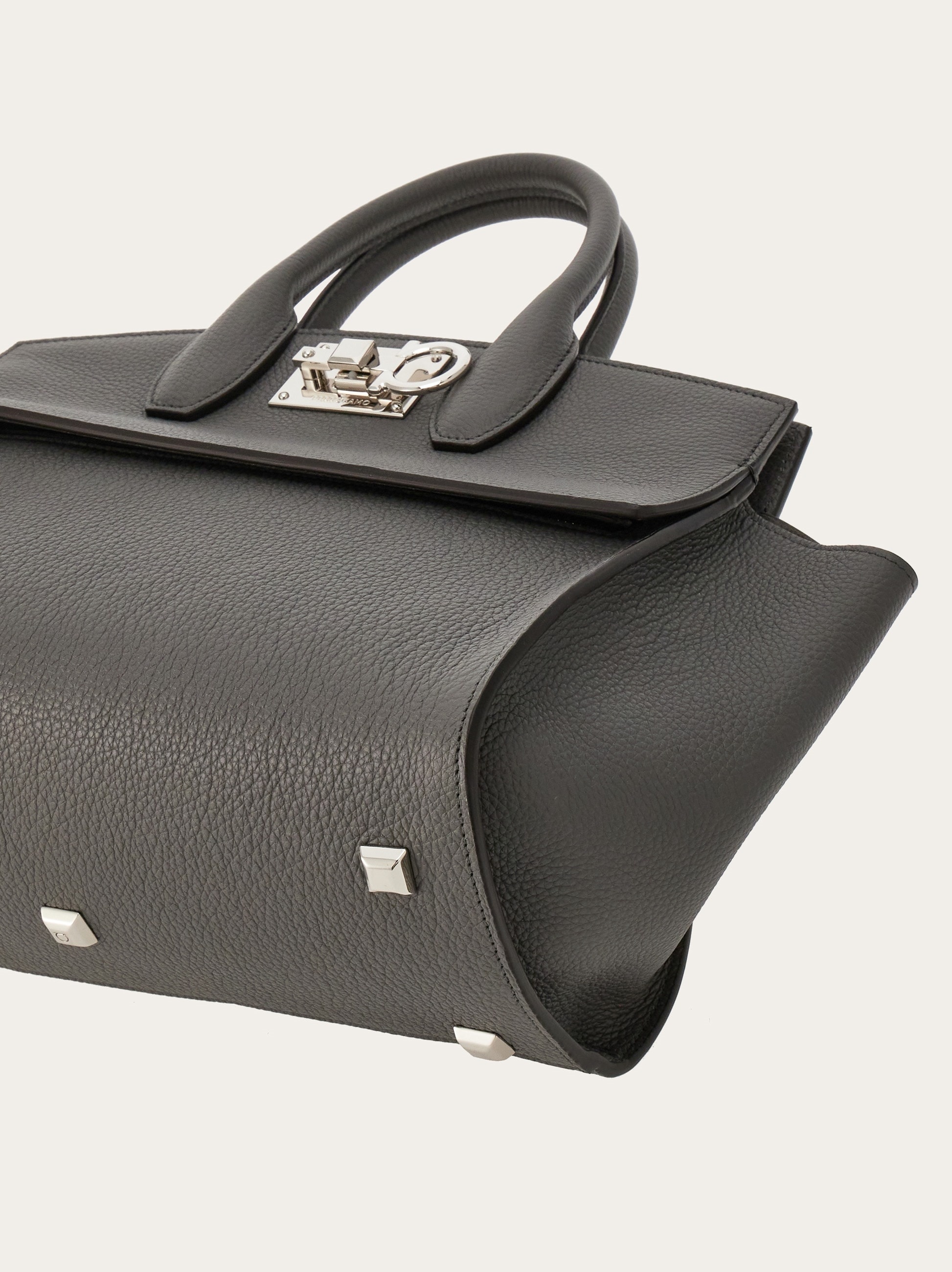 【送料関税込み】Ferragamo Studio Soft bag (M) ガンチーニ Ferragamo Studio Soft bag (M) - ウィメンズ | Ferragamo