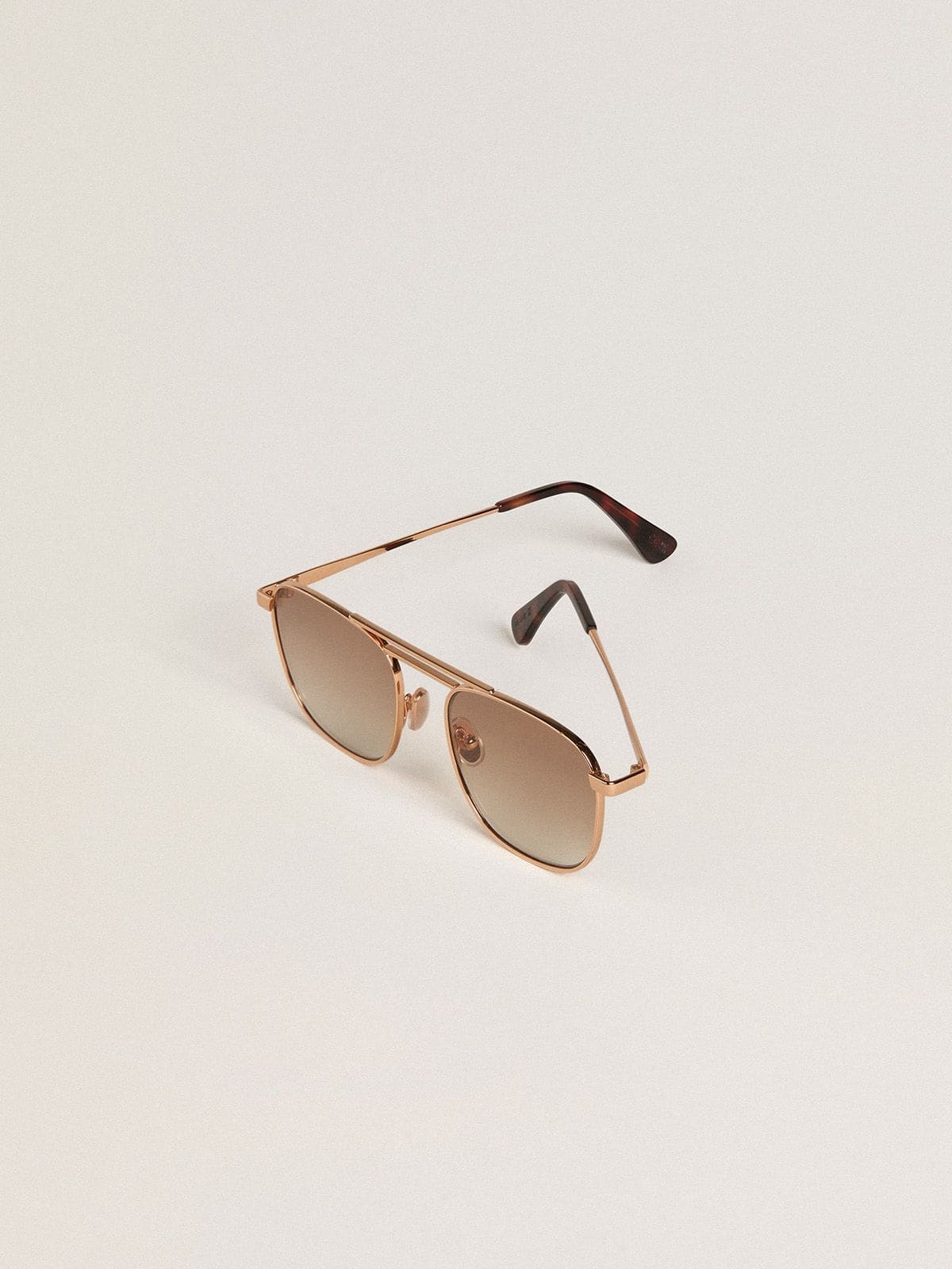 Aviator-style sunglasses with gold frame and beige lenses - 2