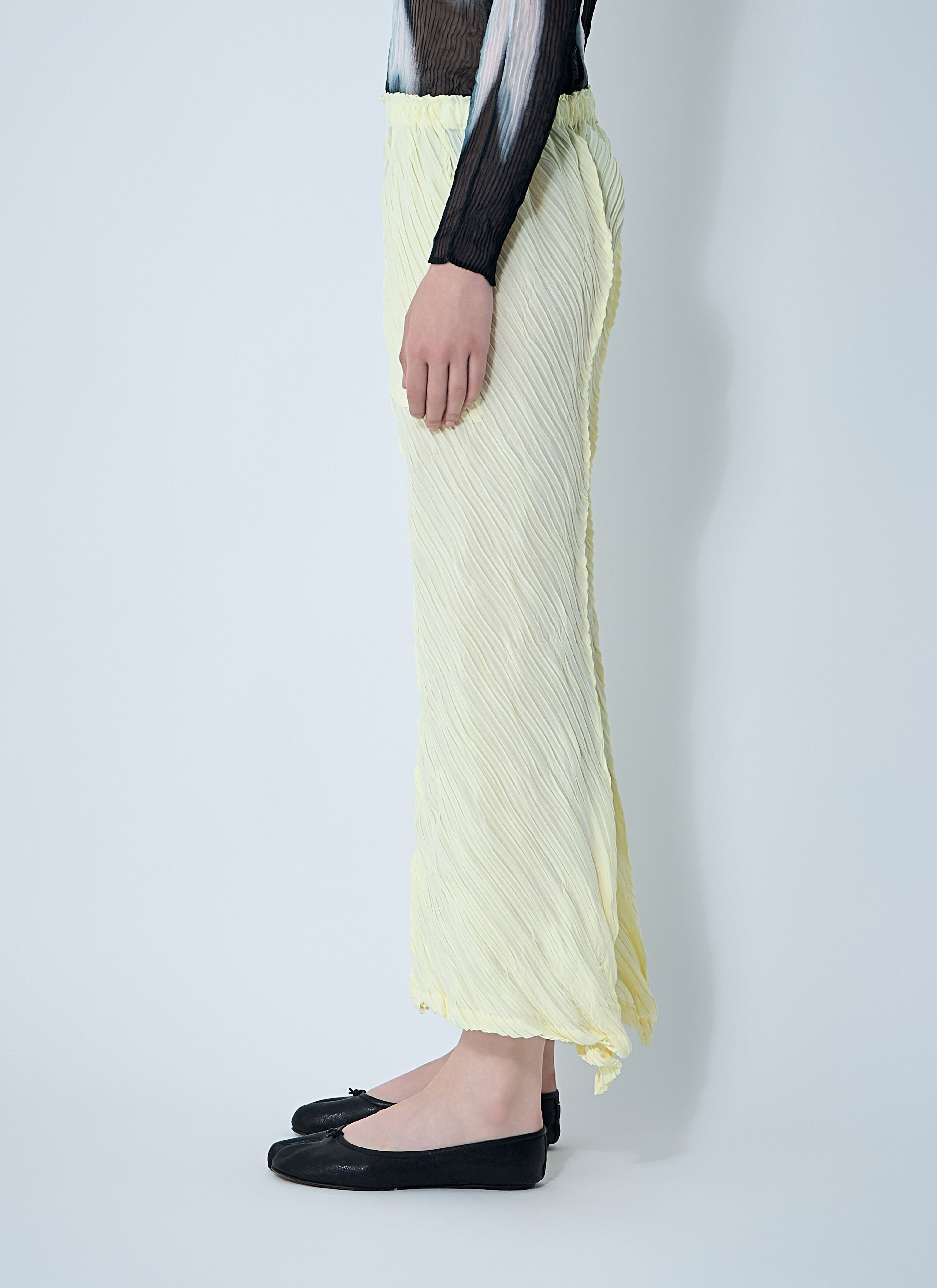 Wrinkled And Twisted Pants - 3