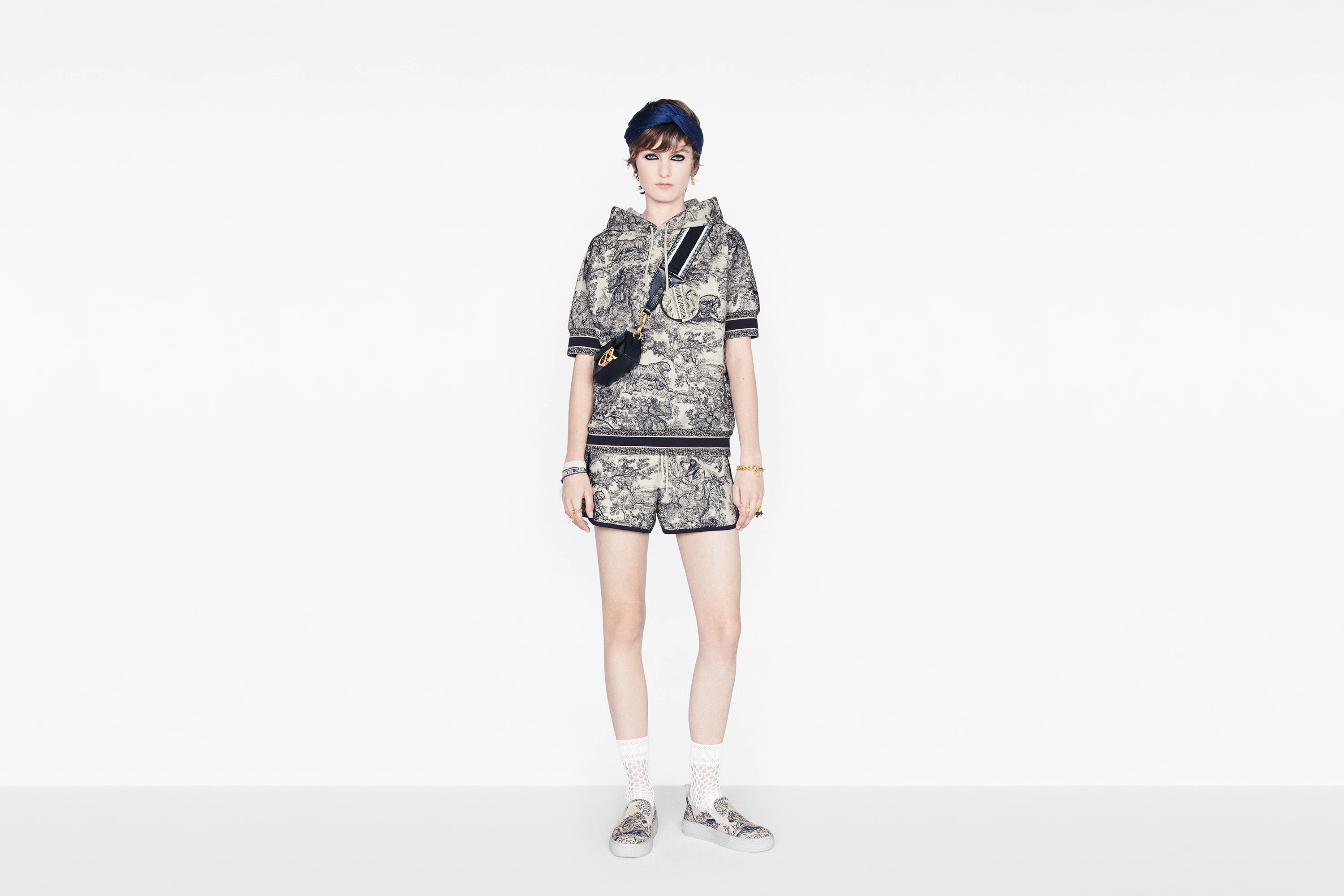 Short-Sleeved Hooded Sweatshirt - 4