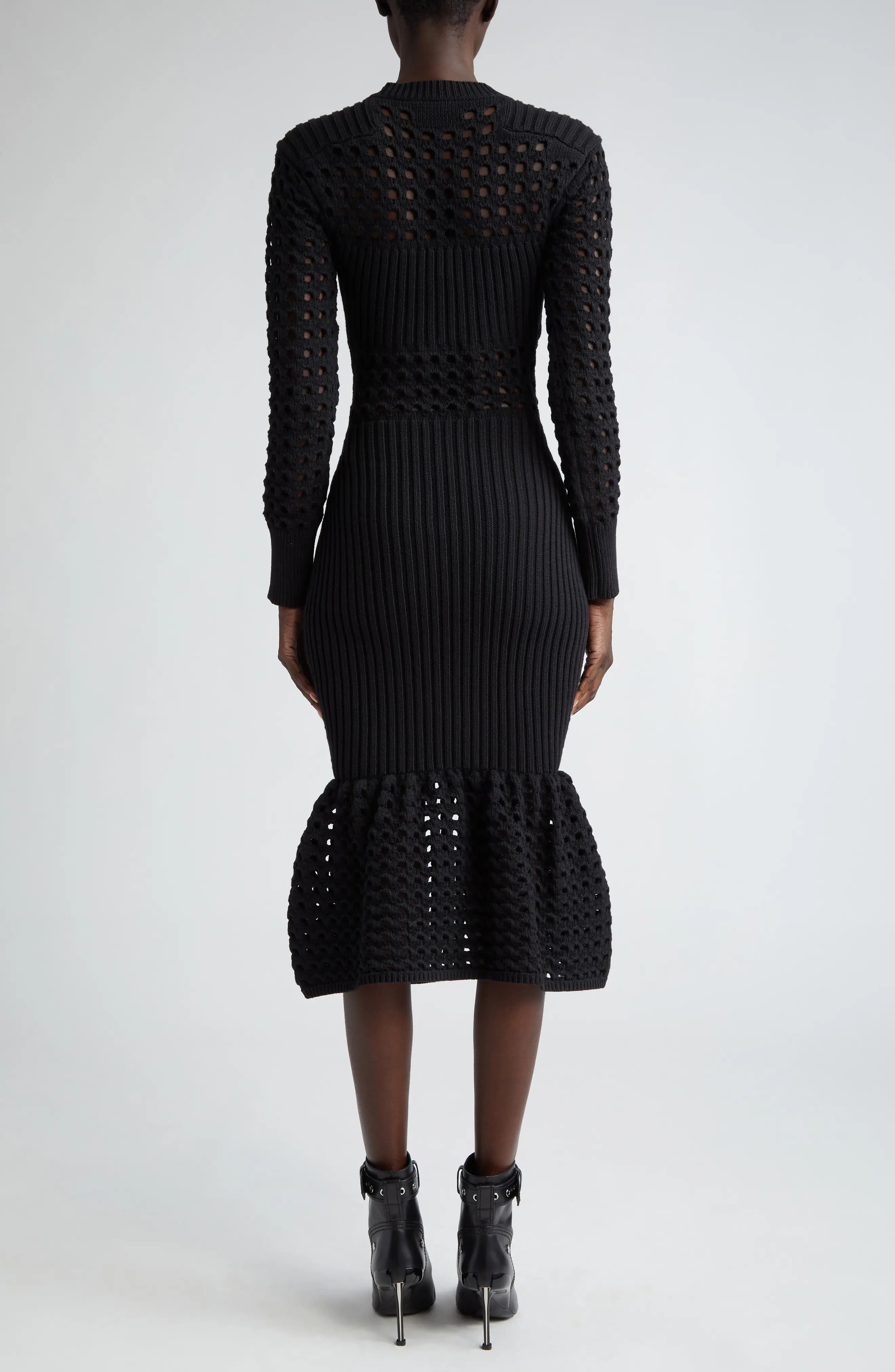 【送料&関税込】Alexander McQueen Knitted Midi Dress With Cu 送料&関税込】Alexander McQueen Knitted Midi Dress With Cu