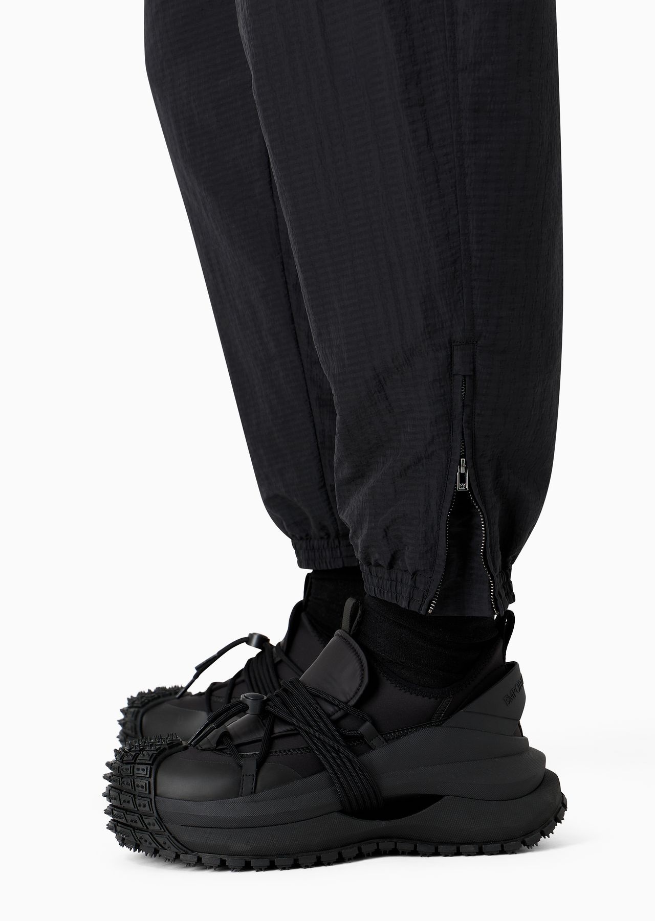 Light nylon seersucker trousers with stretch hem and zip - 5