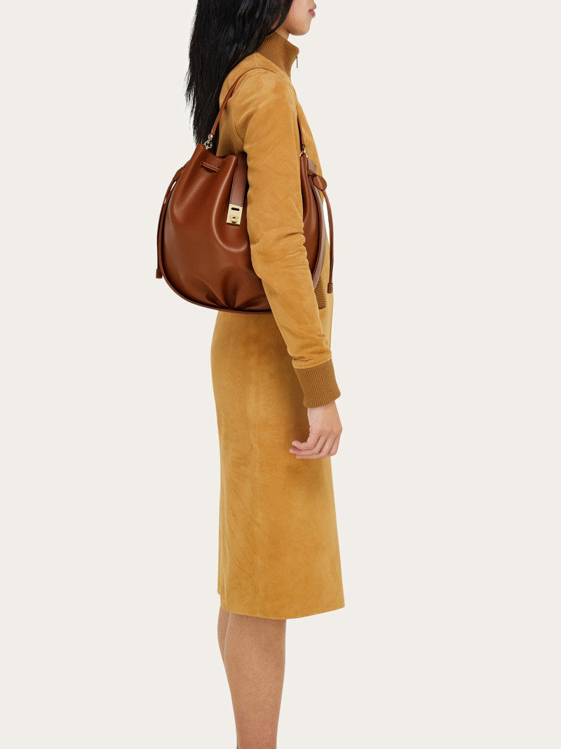 Hug bucket bag 10