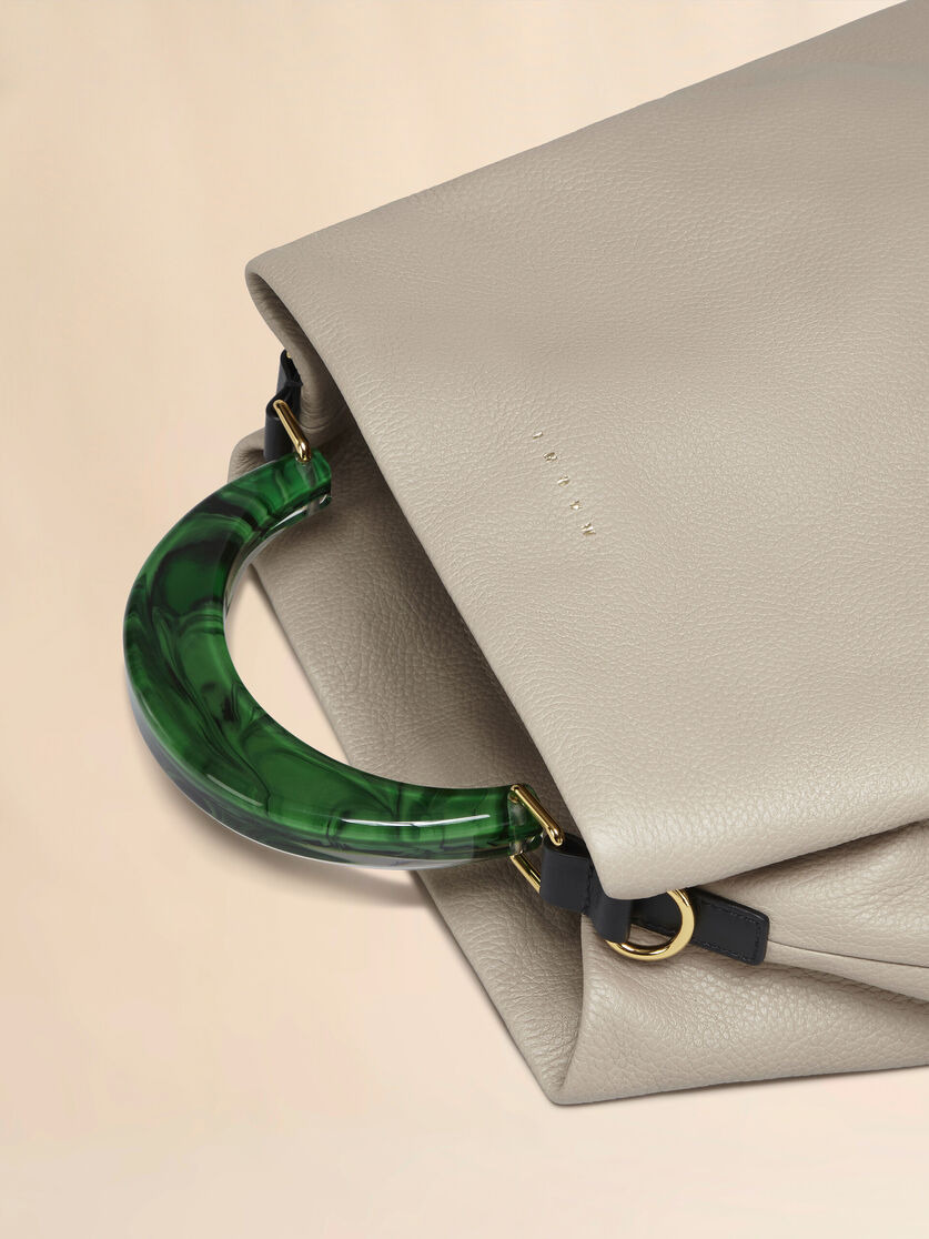 HOBO BAG IN BEIGE GRAINED CALFSKIN AND RESIN HANDLE - 5
