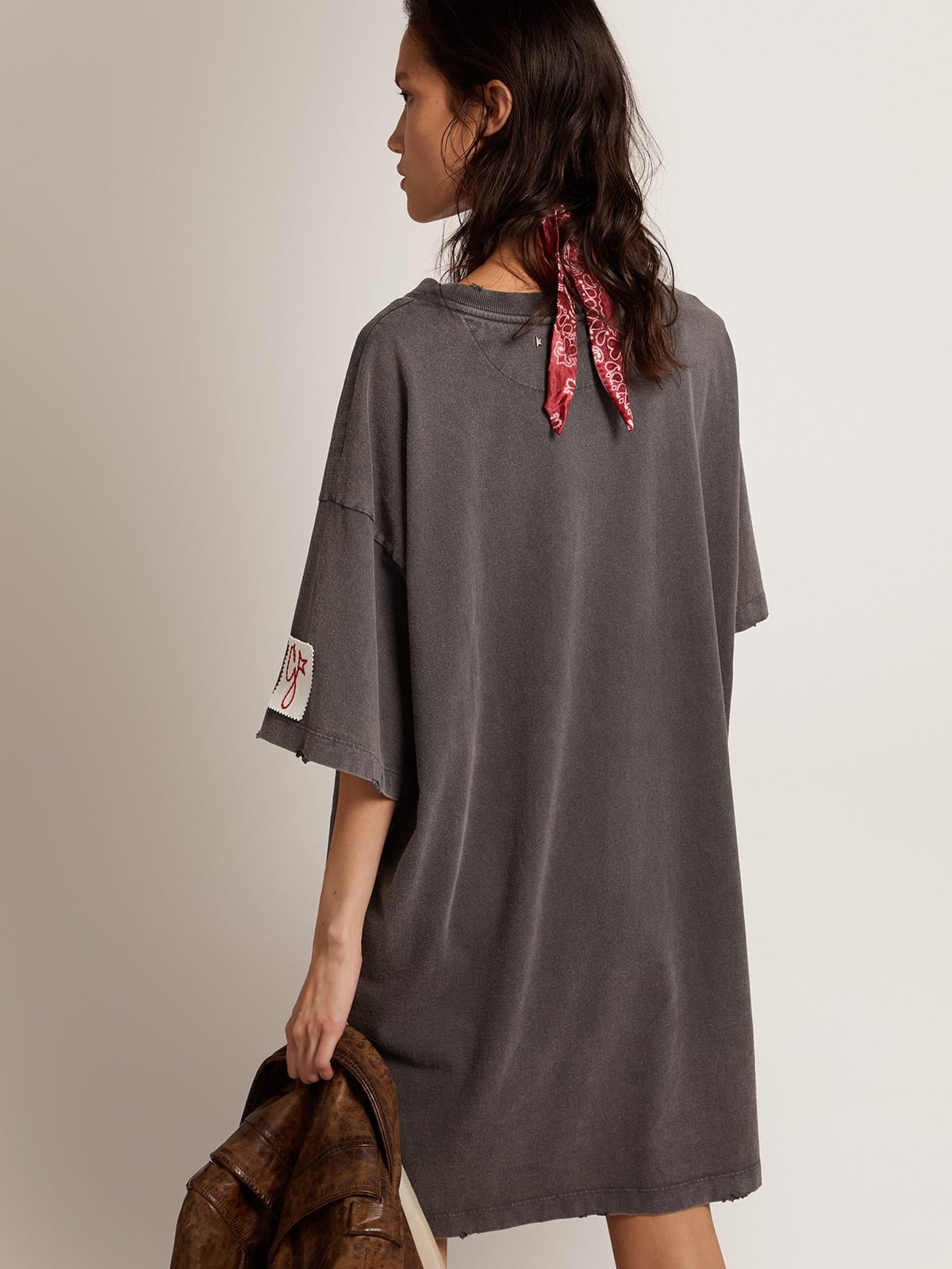 Women's gray T-shirt dress with distressed treatment - 4