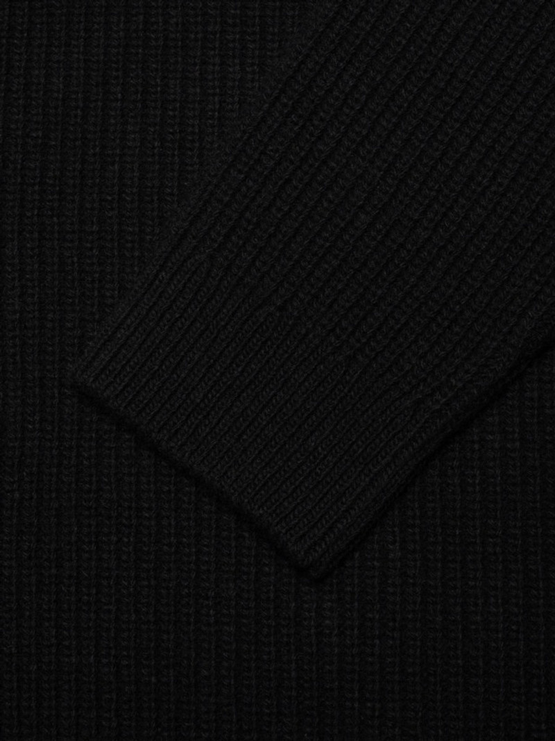 August Zip Black 3