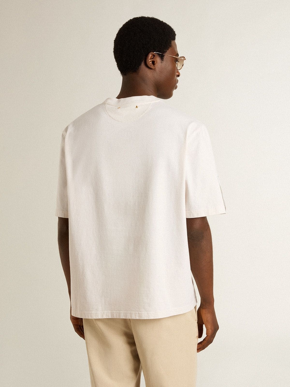 White unisex T-shirt with Mediterranean print and Pescheria Golden patch on the sleeve - 4