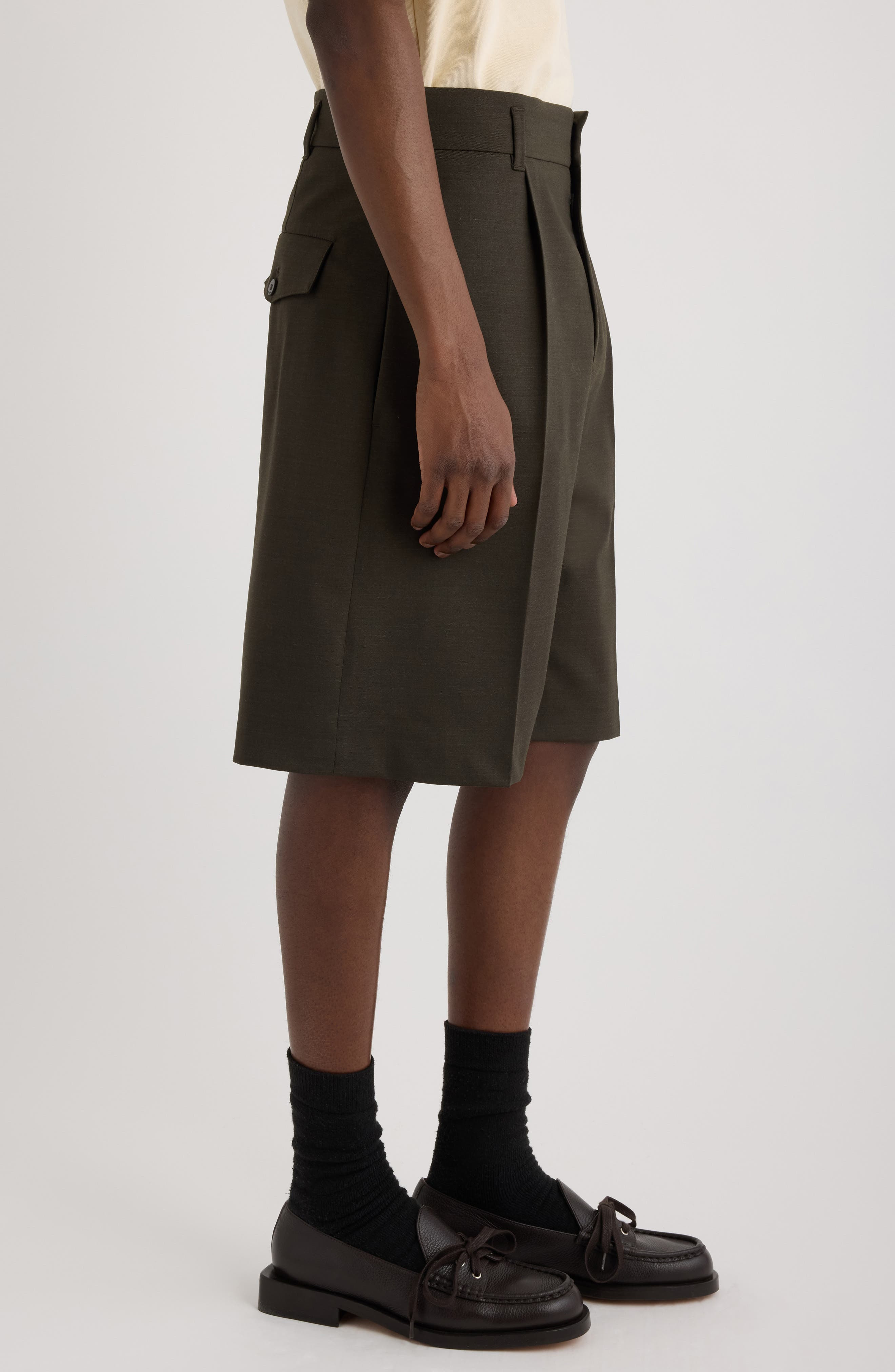 Jacquemus Le Short Ovalu Pleated Stretch Virgin Wool Shorts in Dark Khaki at Nordstrom - 4