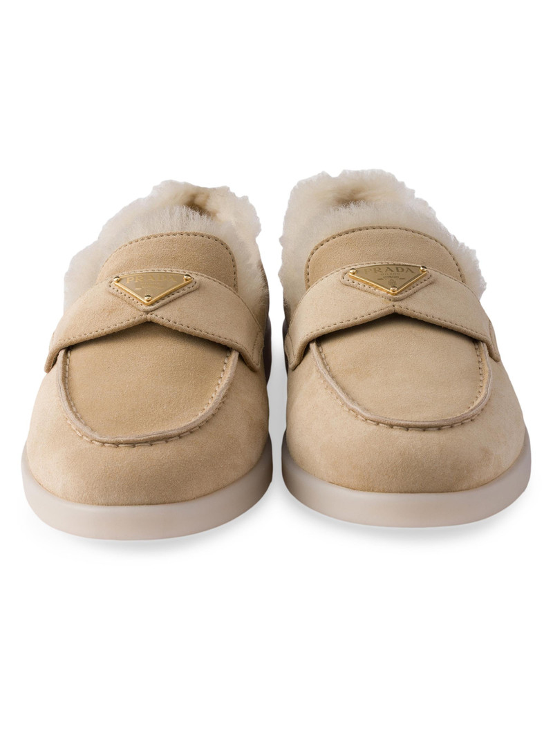 Suede 과 shearling loafers 4