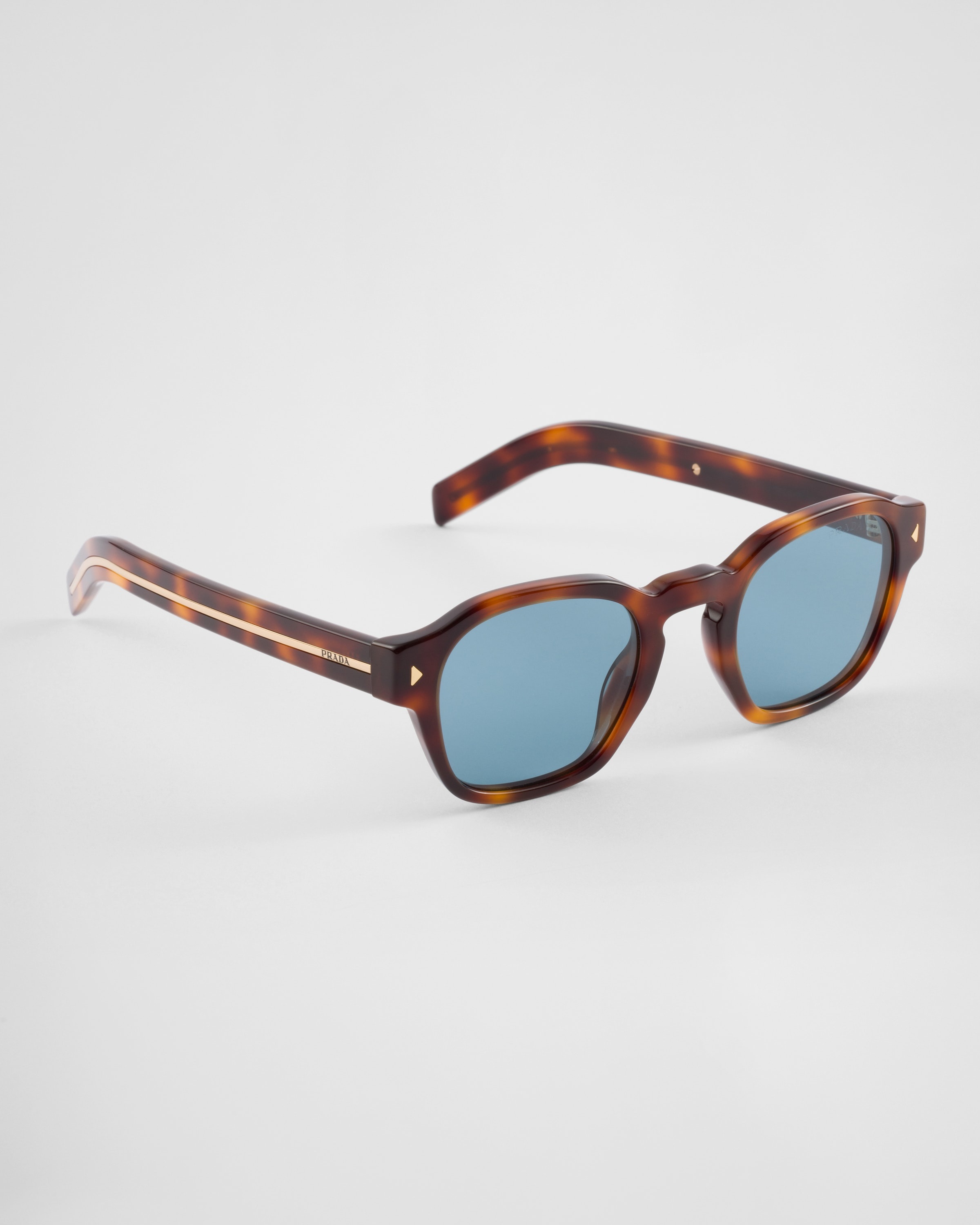 Sunglasses with the iconic metal plaque - 3