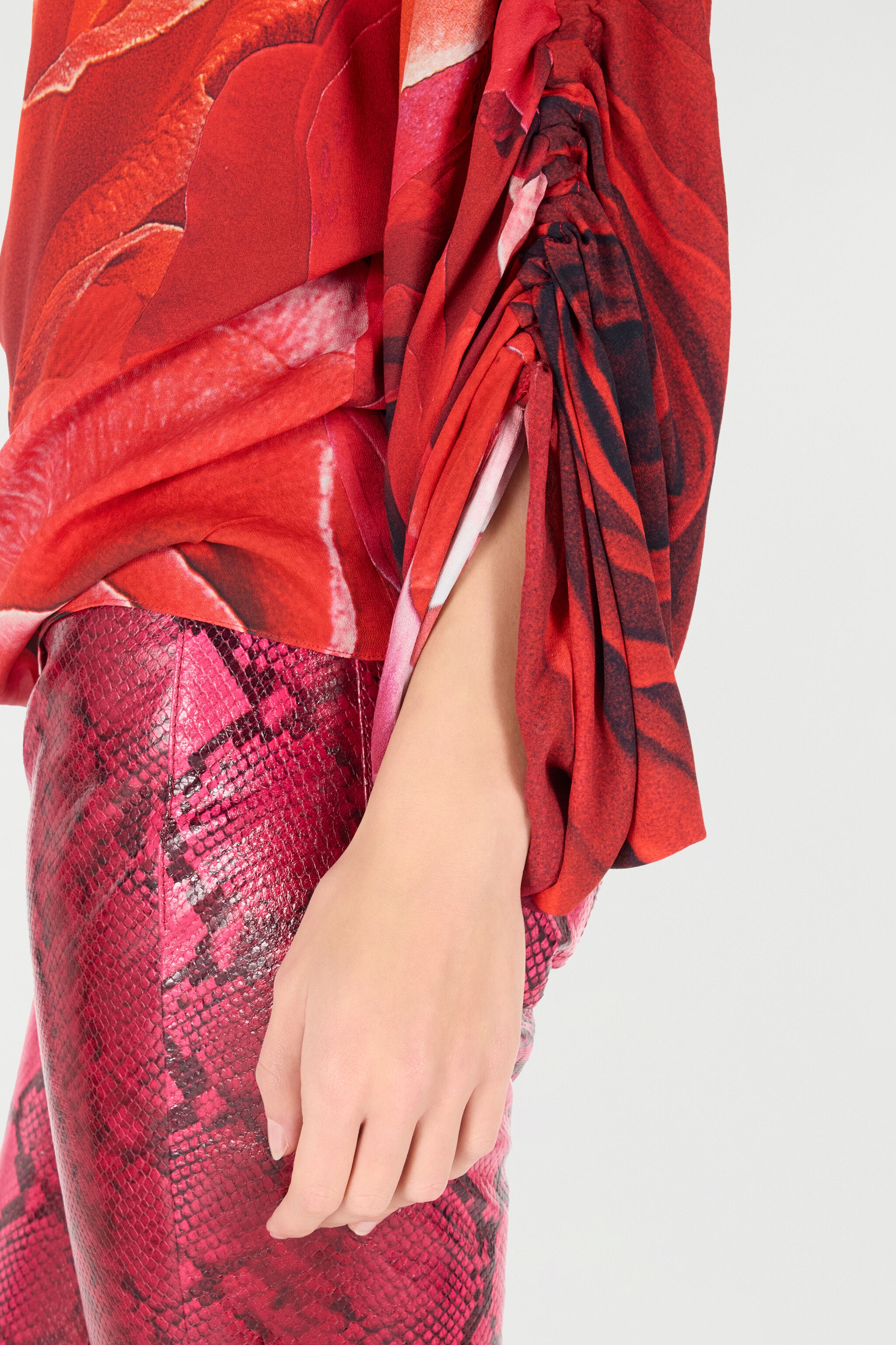 Sweater With Gathered Sleeves And Rose Print - 7